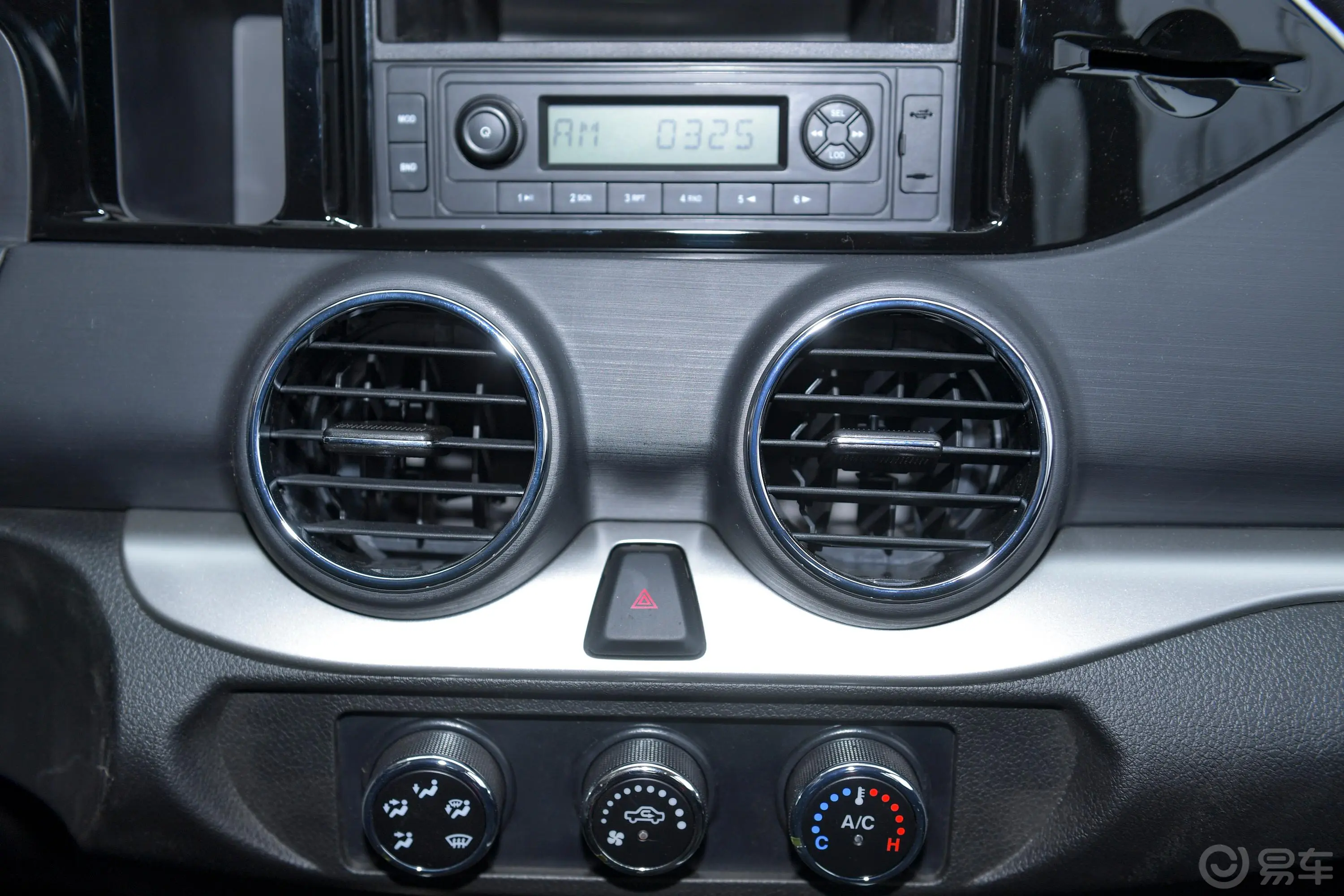 锐骐标箱 2.4L 手动 两驱 标准版 汽油 国VI内饰