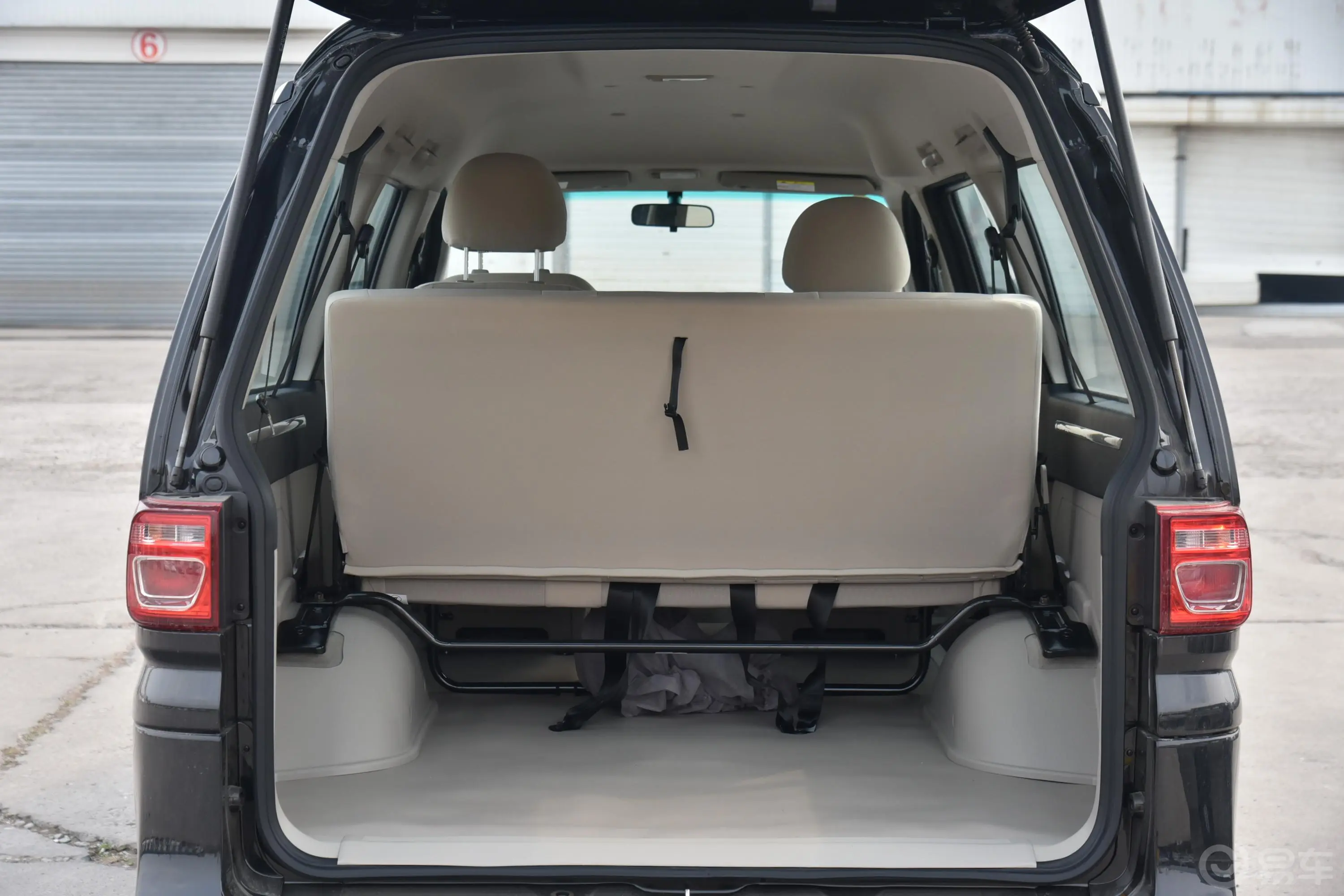 菱智M5 EV舒适型 7座空间