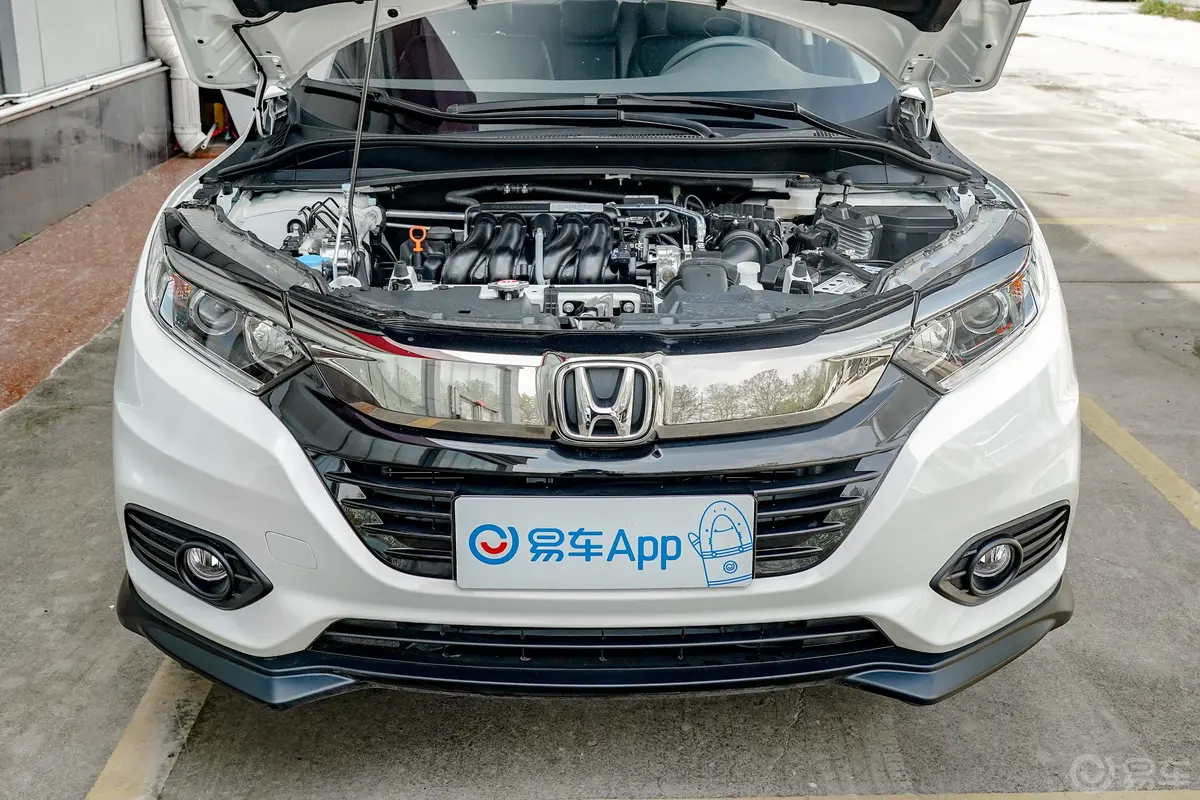 缤智1.5L CVT 先锋版发动机舱整体