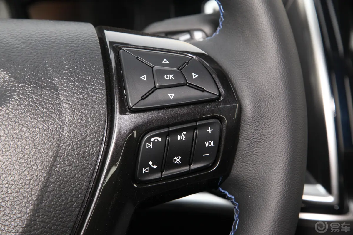 撼路者运动版 2.3T 四驱豪华版 7座右侧方向盘功能按键