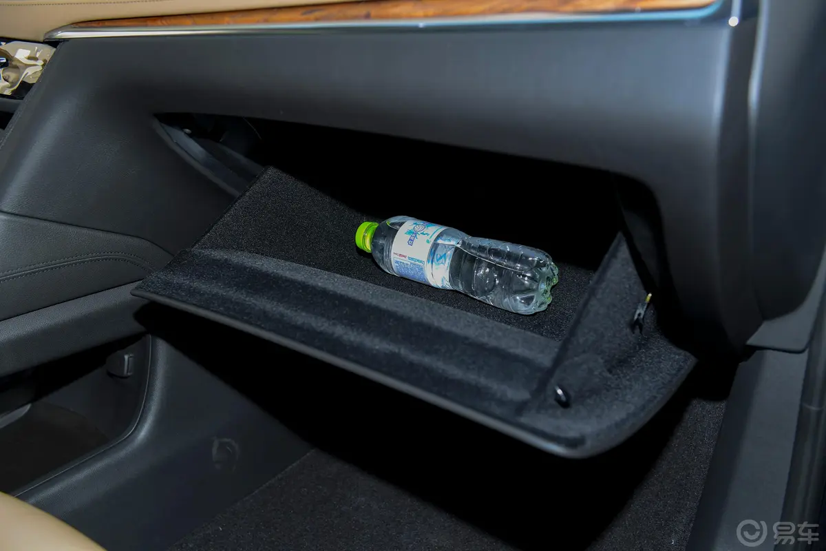 凯迪拉克XT5改款 28T 四驱 铂金运动版手套箱空间水瓶横置