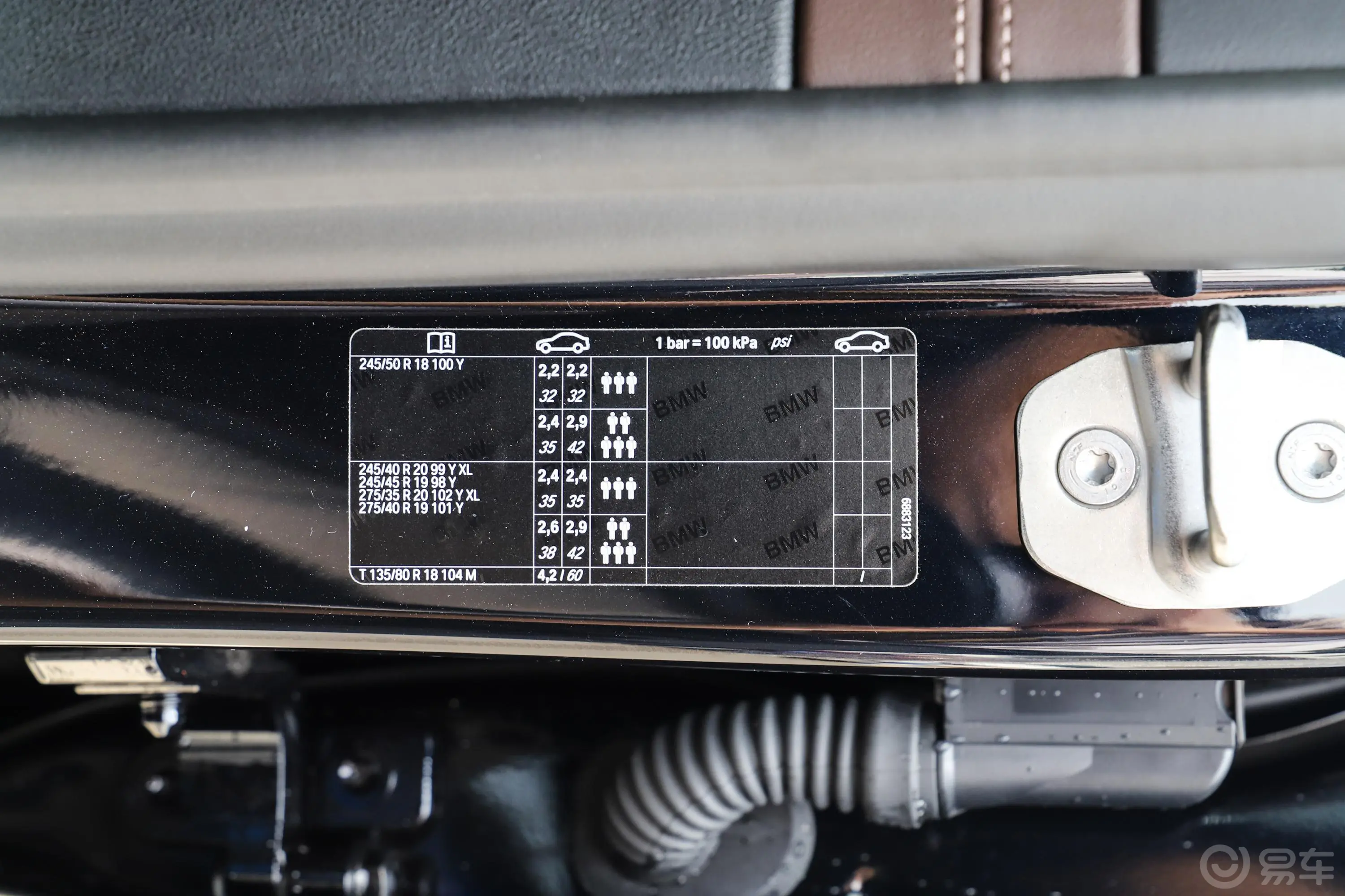 宝马7系改款 740Li 领先型 M运动套装胎压信息铭牌