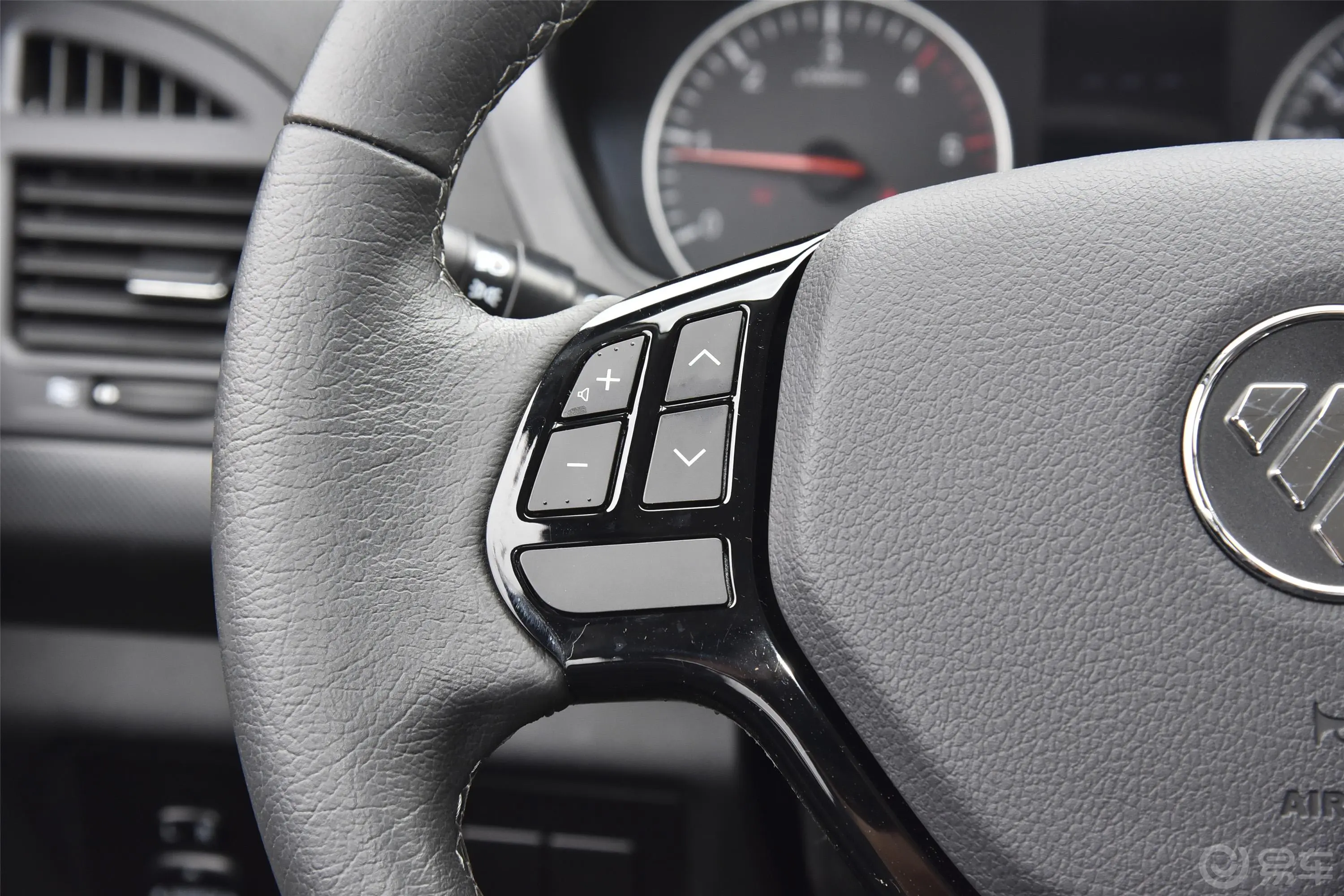 拓陆者E370周年 2.8T 手动 四驱 长箱高底盘 舒适版 柴油左侧方向盘功能按键