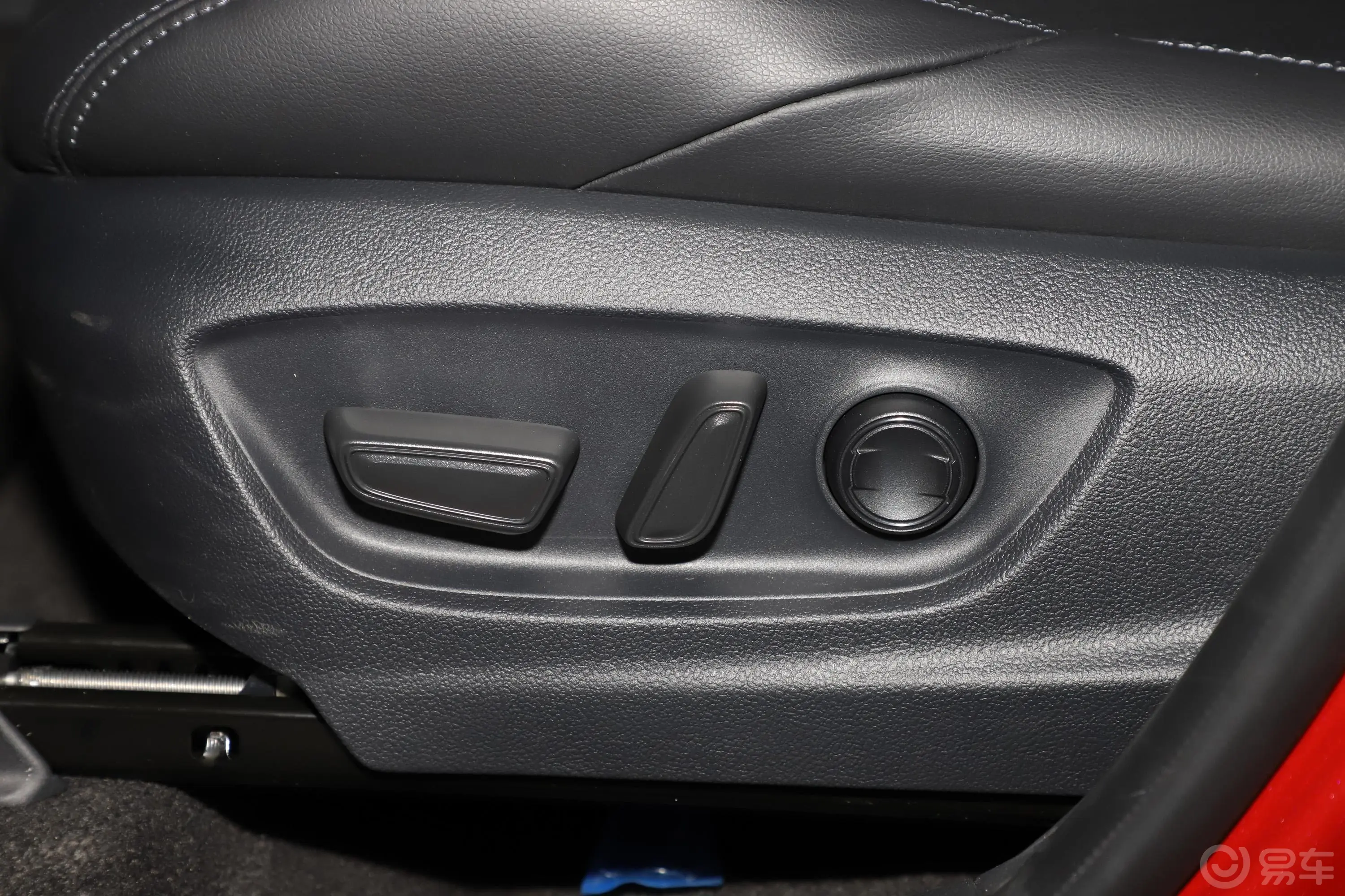 丰田C-HR EV尊贵天窗版主驾座椅调节