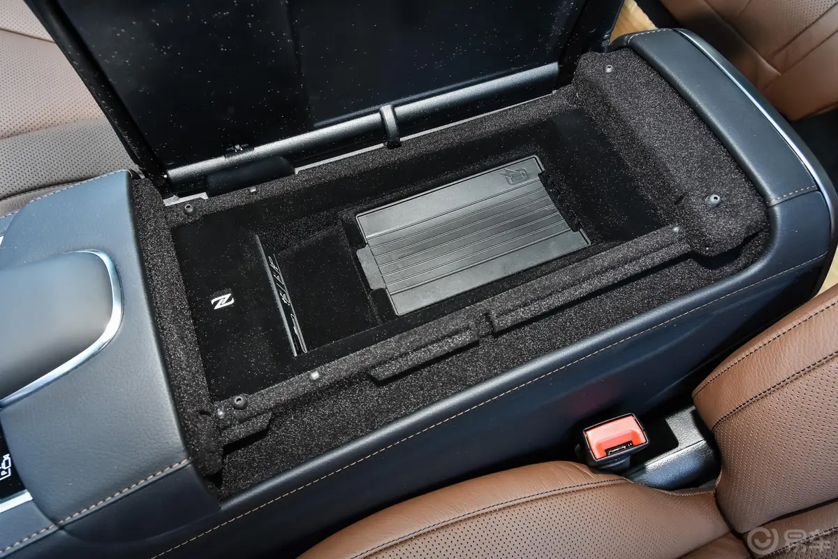奔驰S级S 350 L 商务型 臻藏版前排扶手箱储物格