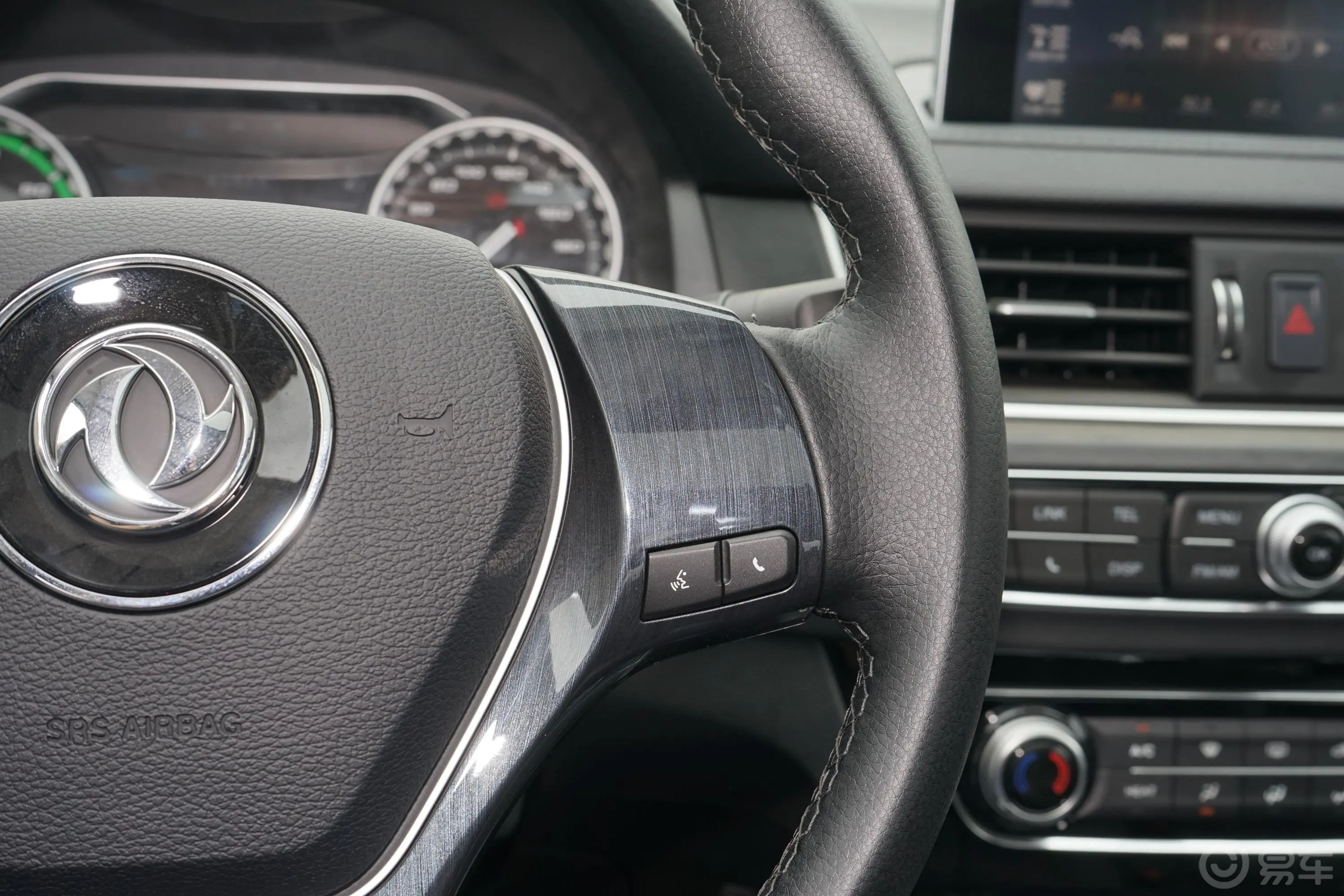风行S50 EV豪华型右侧方向盘功能按键