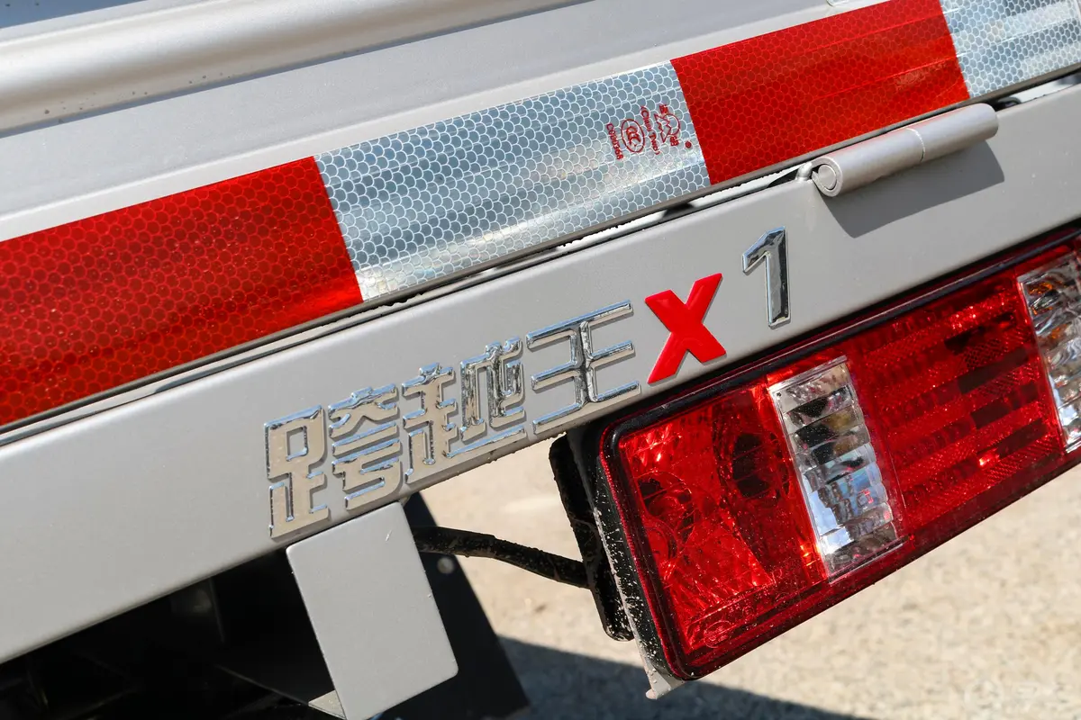 跨越王X1载货汽车N1 1.2L 单排双后轮 标准版 SC1021XDD68 汽油 国VI外观