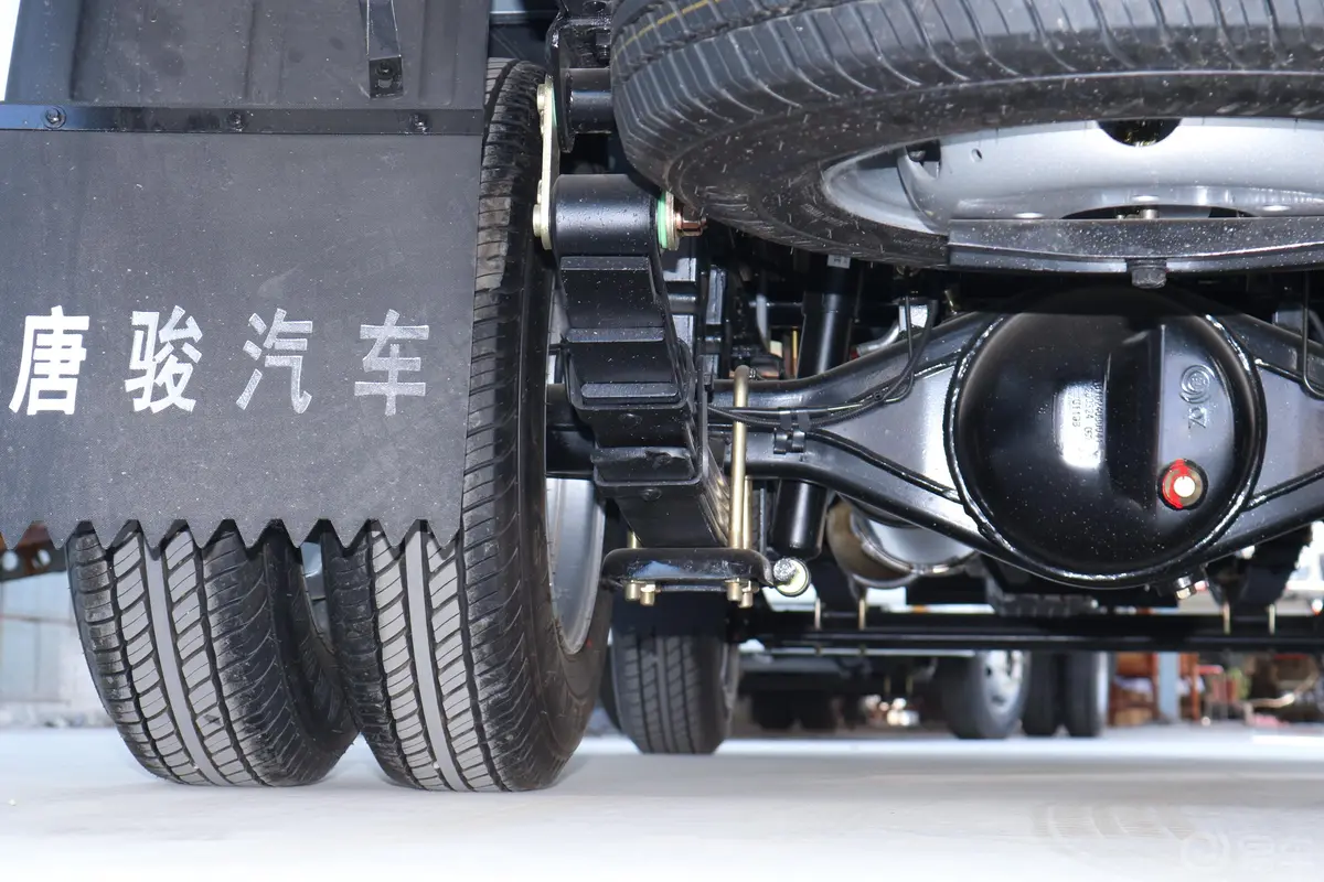 赛菱F3-1系列 1.5L 手动 单排双后轮 栏板微卡外观
