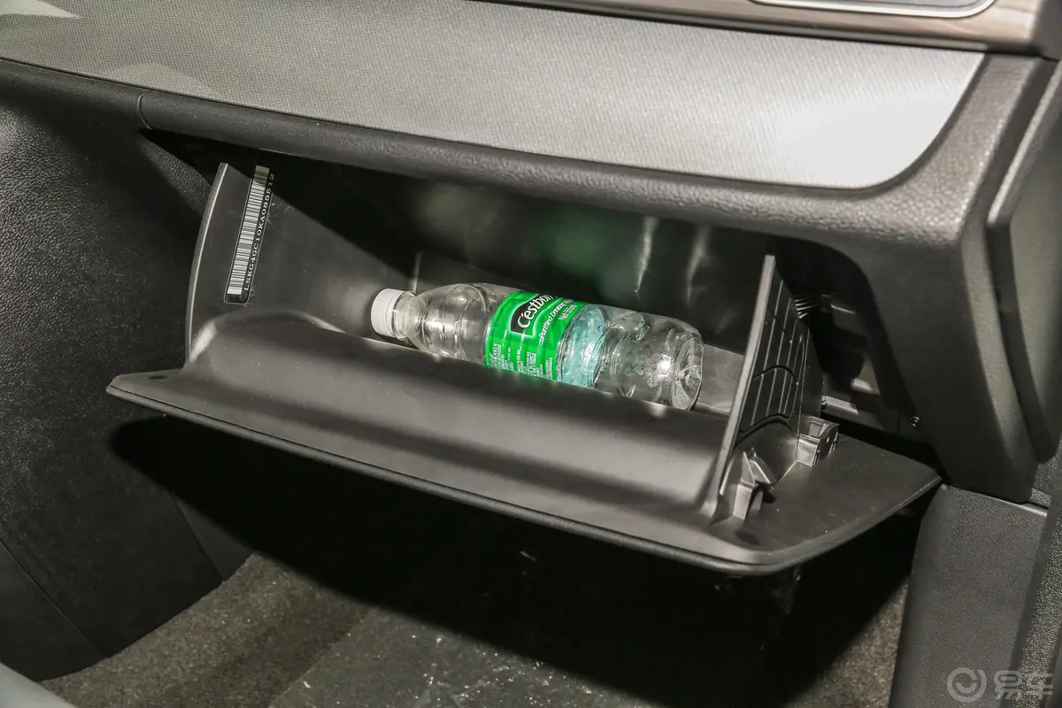 大通G10改款 PLUS 1.9T 手动 精英版 柴油 国V手套箱空间水瓶横置