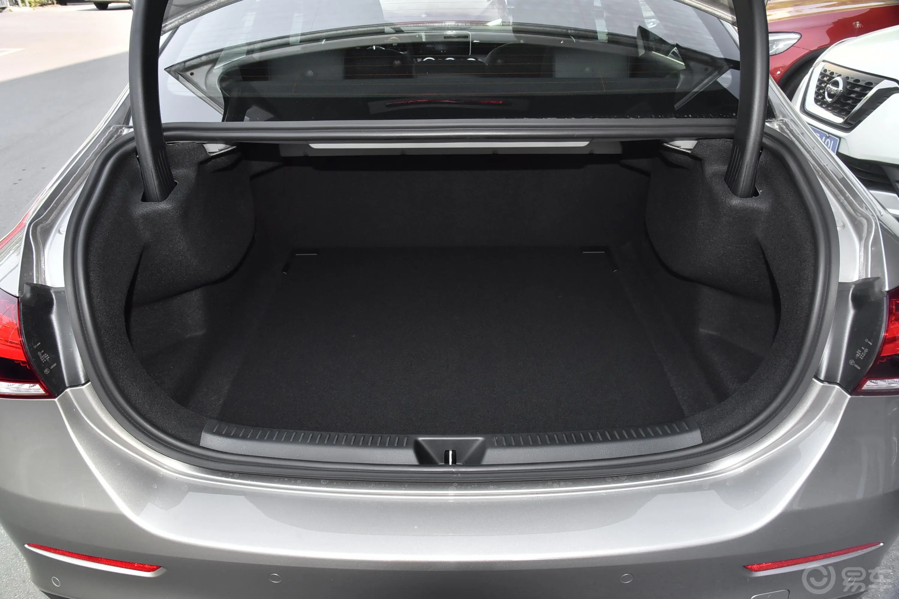 奔驰A级改款 A 200 L 运动轿车动感型后备厢空间特写