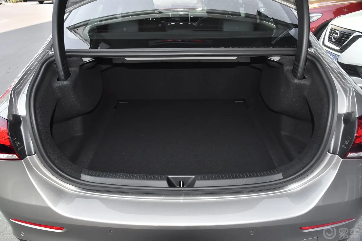 奔驰A级改款 A 200 L 运动轿车动感型后备厢空间特写