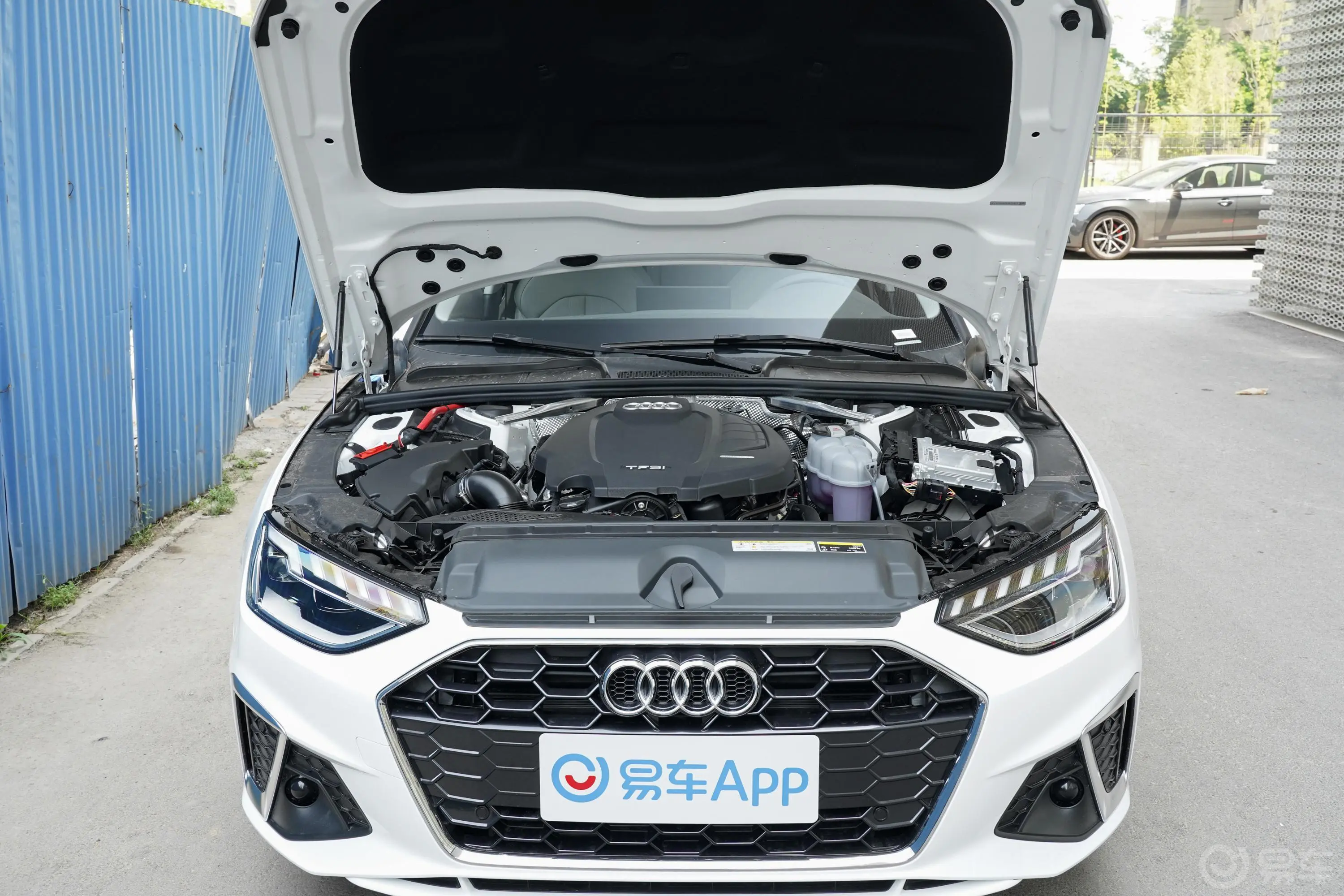 奥迪A4L40 TFSI 时尚动感型发动机舱整体