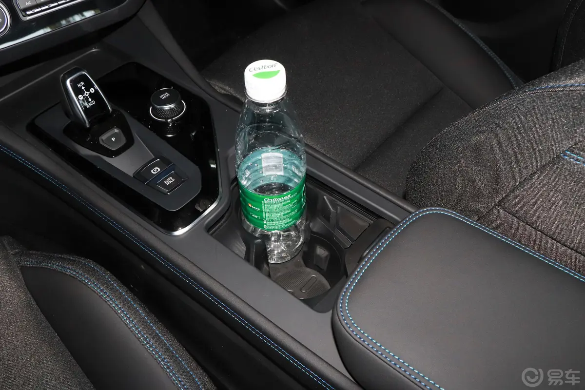 领克03 PHEV1.5TD 双离合 PHEV前排杯架