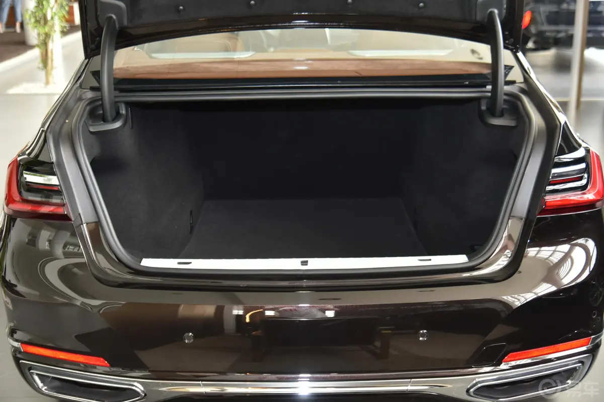 宝马7系改款 750Li xDrive V8 豪华套装后备厢空间特写
