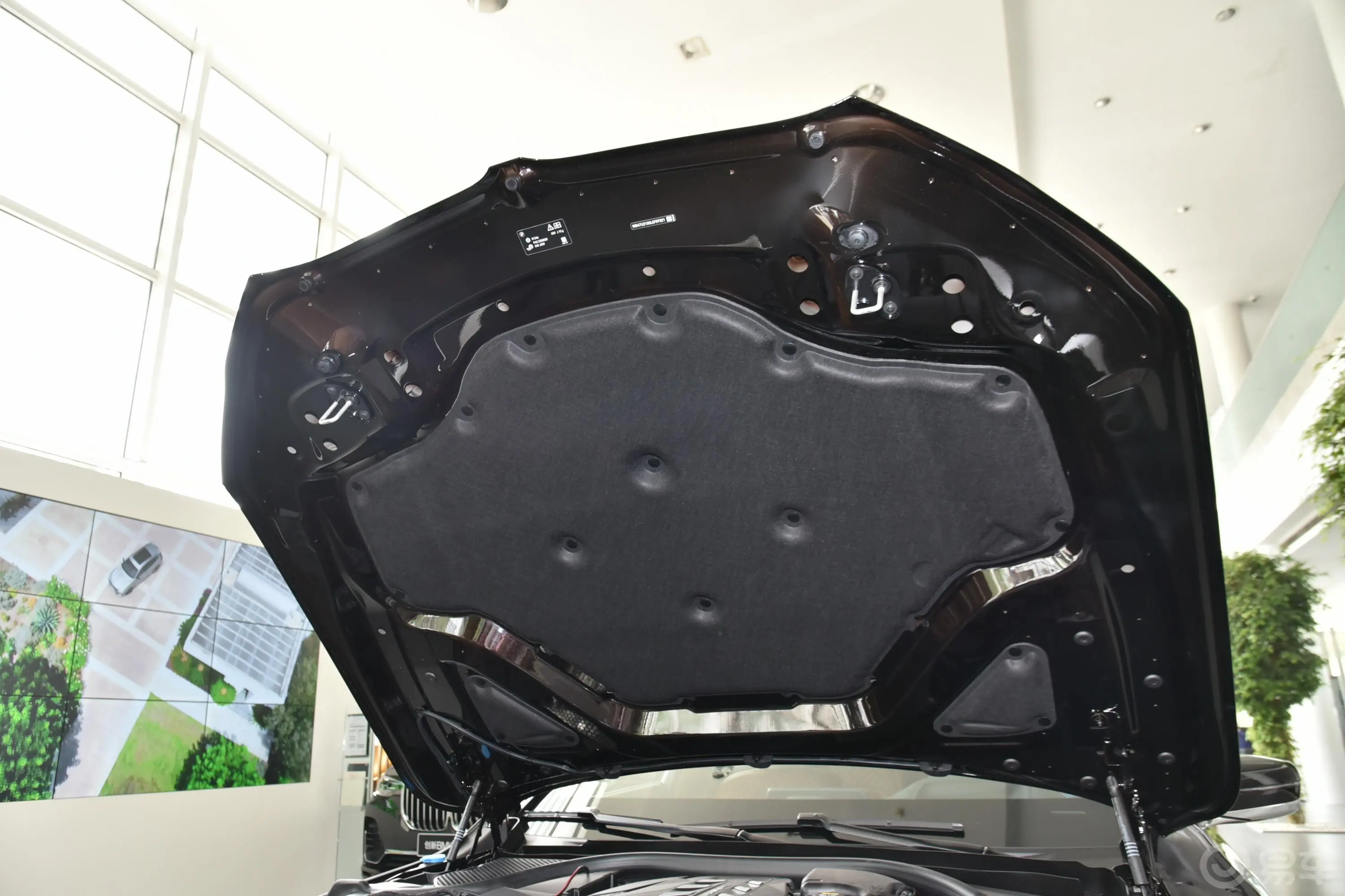 宝马7系改款 750Li xDrive V8 豪华套装发动机舱盖内侧
