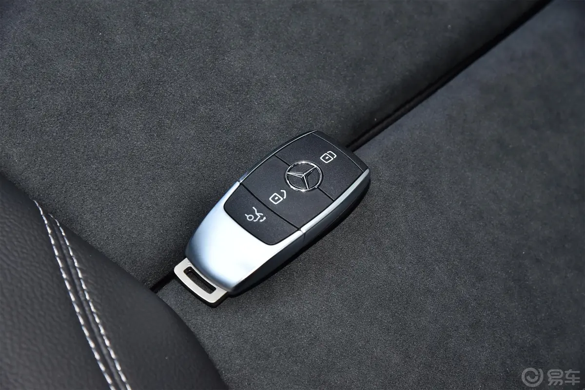 奔驰A级改款 A 200 L 运动轿车时尚型钥匙孔或一键启动按键