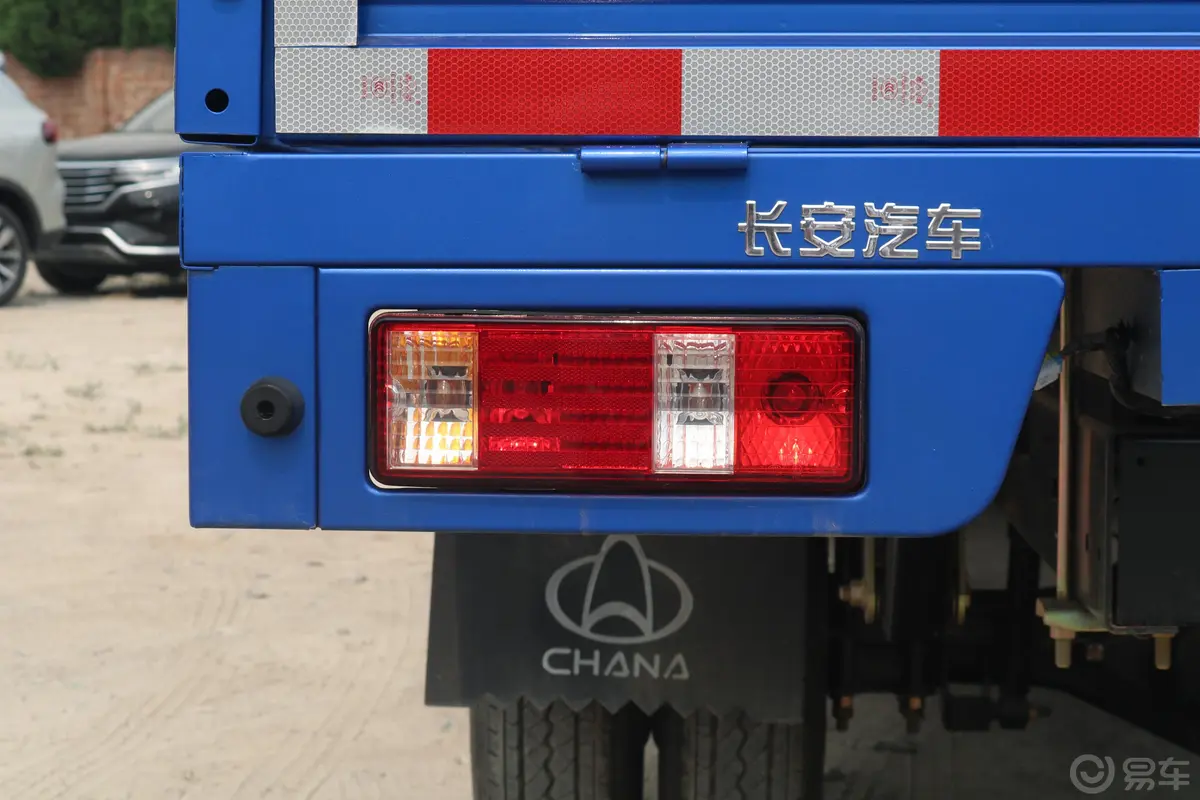 跨越者D5载货汽车N1 1.8L 单排后双轮 舒适版(5.43米长)SC1031UDD64 汽油 国VI外观