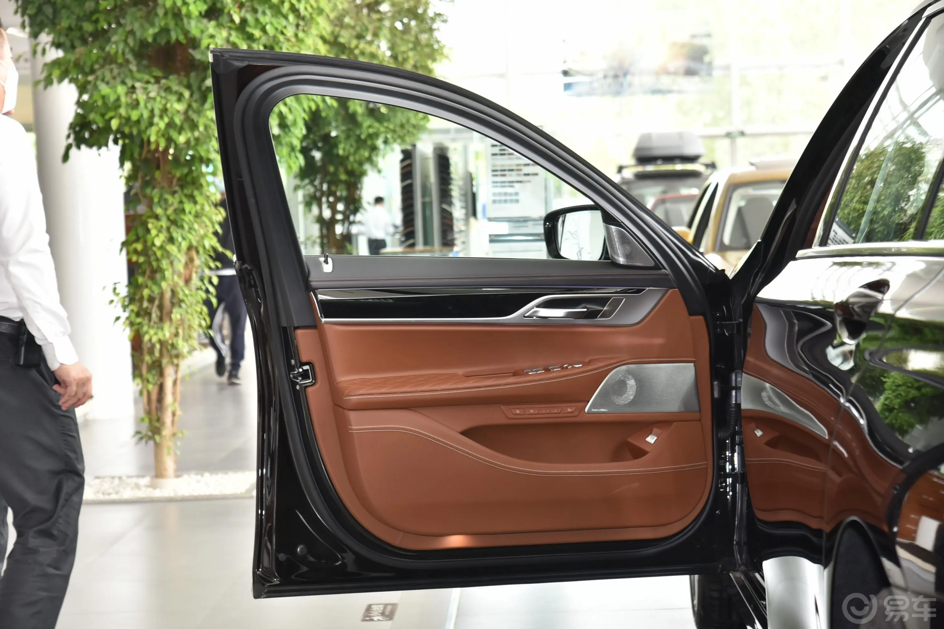 宝马7系改款 750Li xDrive V8 豪华套装驾驶员侧前车门