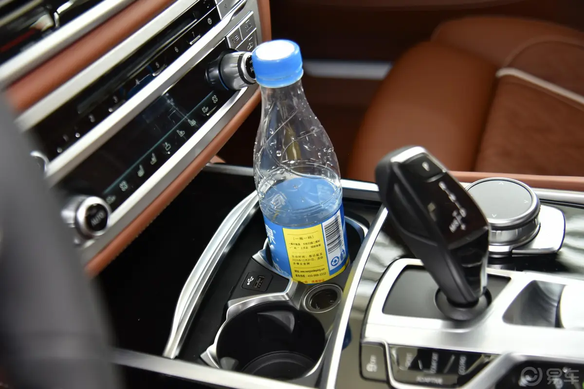 宝马7系改款 750Li xDrive V8 豪华套装前排杯架