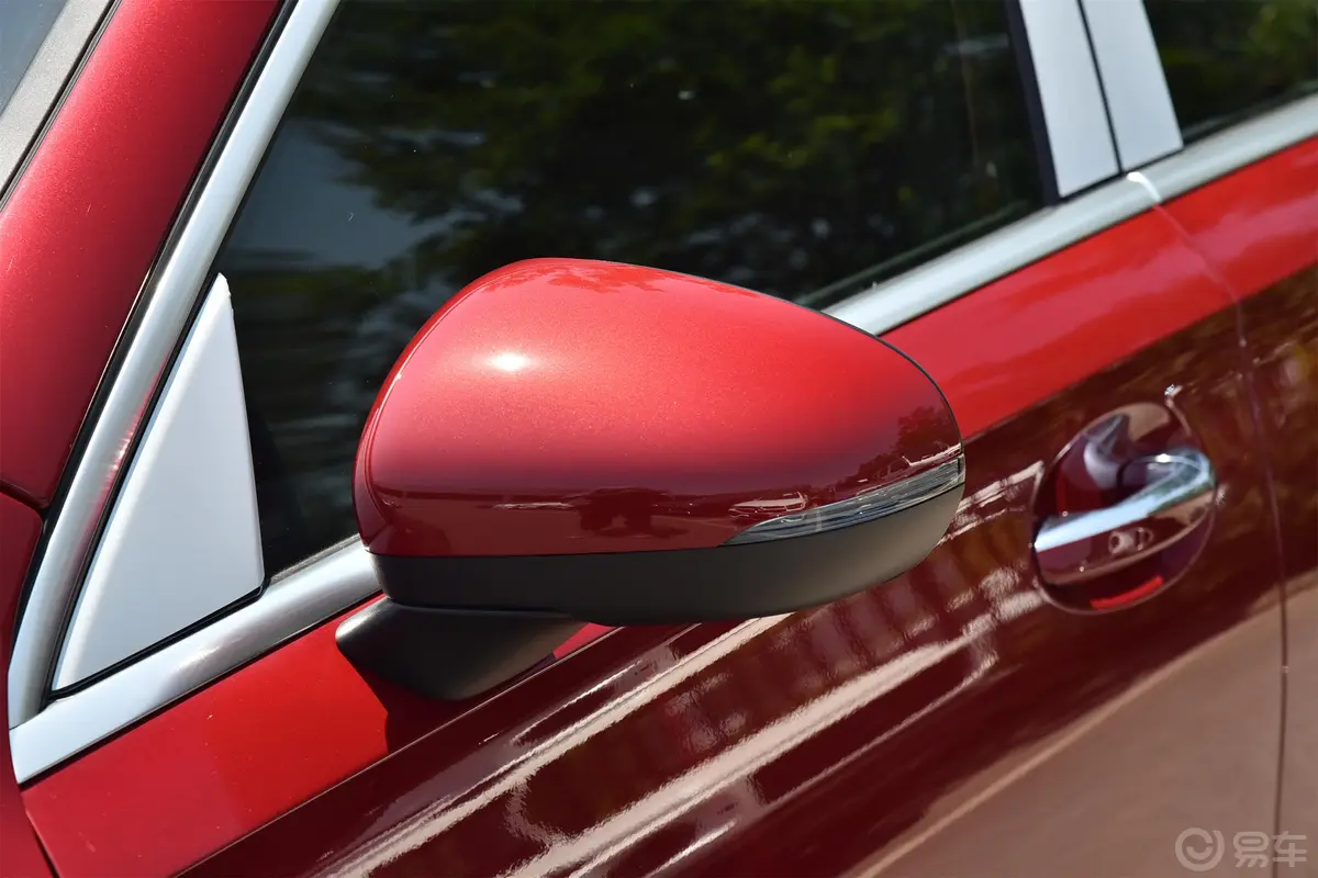 奔驰A级改款 A 200 L 运动轿车时尚型主驾驶后视镜背面