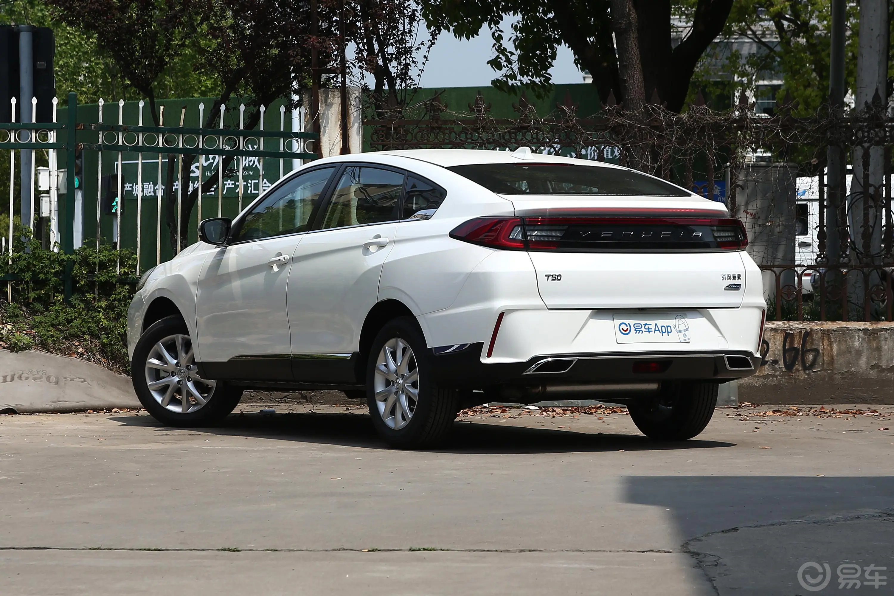 启辰T902.0L CVT 悦行版侧后45度车头向左水平