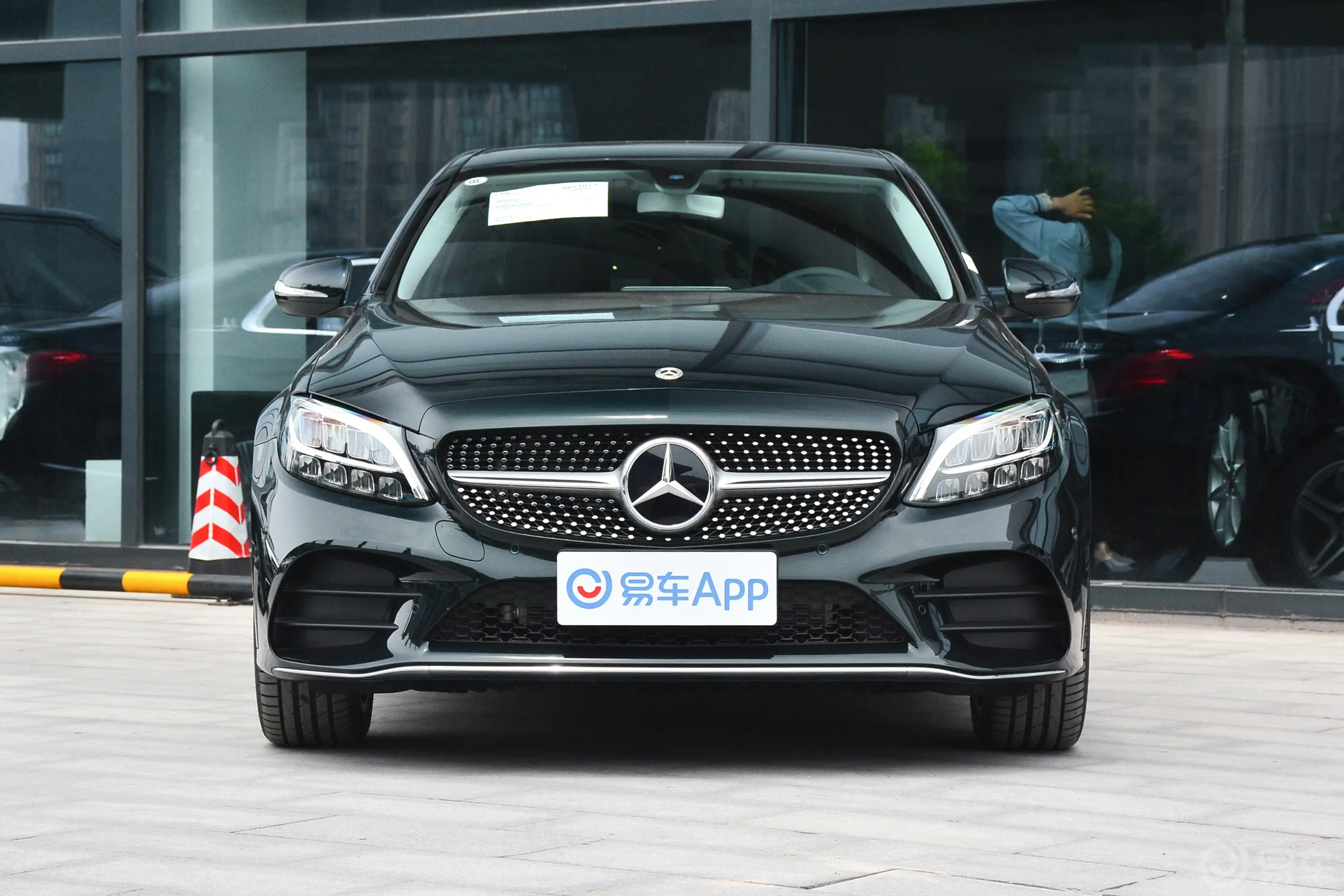 奔驰C级改款 C 260 L 4MATIC 运动版正前水平