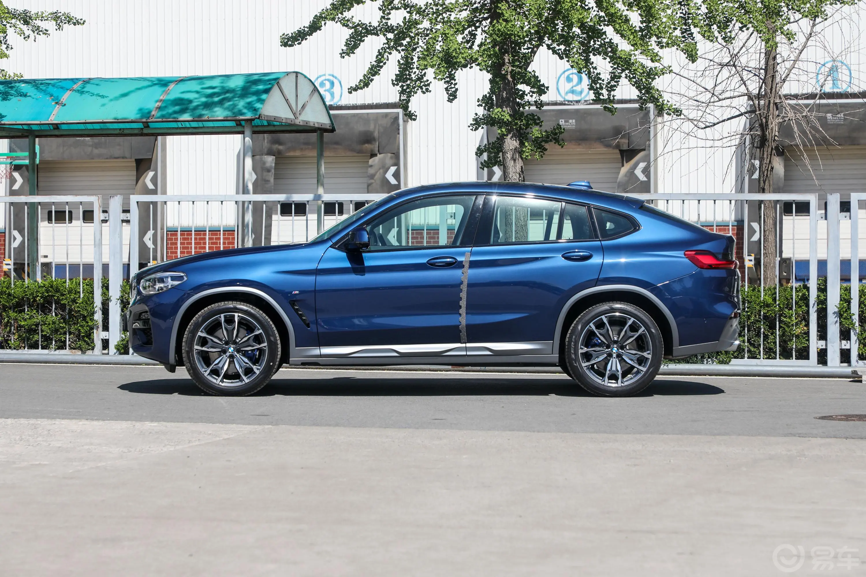 宝马X4xDrive30i M越野套装正侧车头向左水平