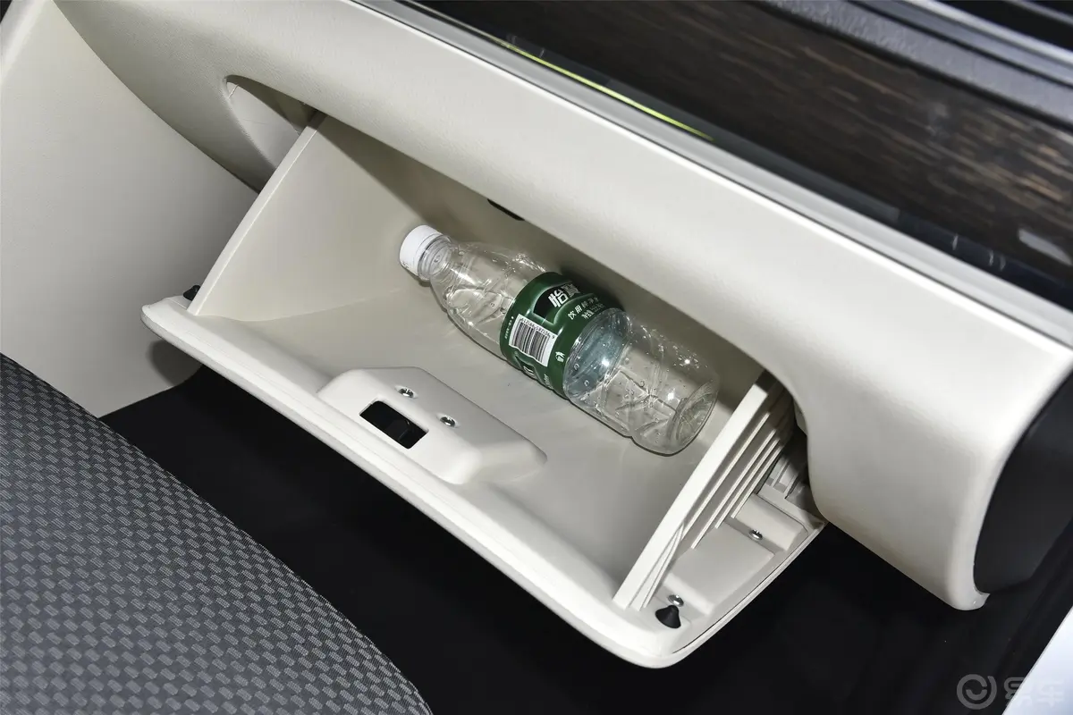 斯派卡1.5L 手动 精英型手套箱空间水瓶横置