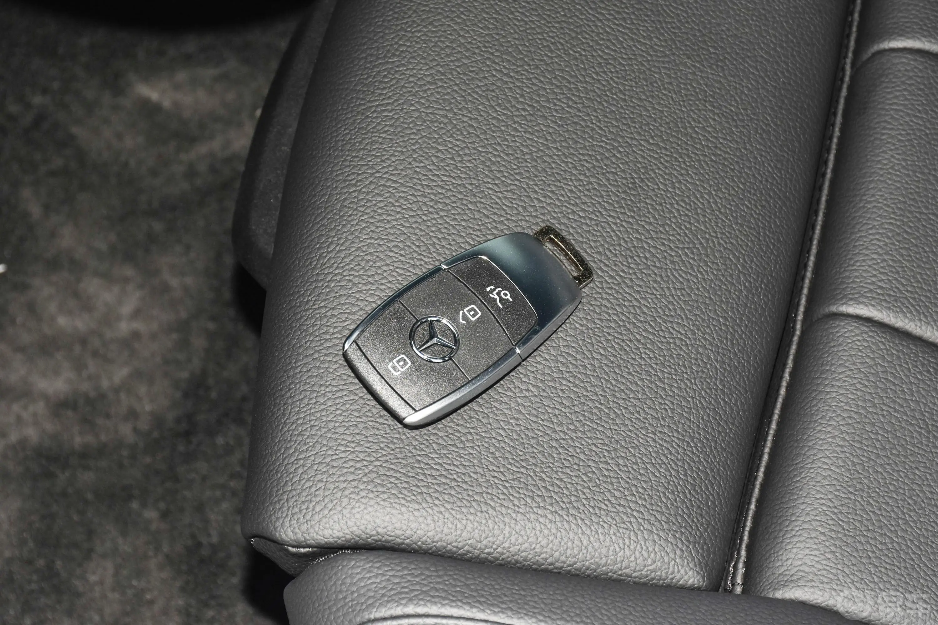 奔驰A级改款 A 180 L 运动轿车特殊配置钥匙正面
