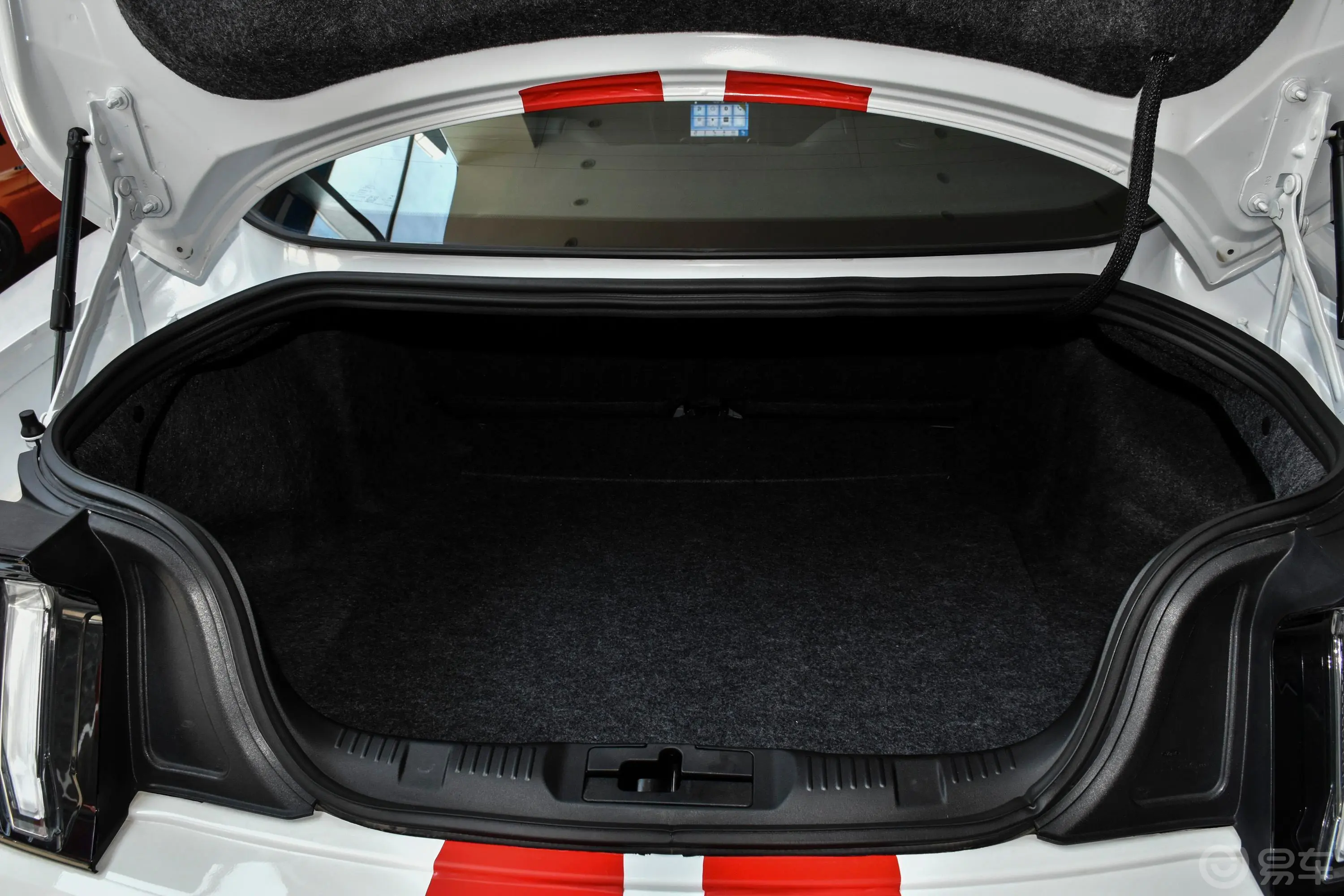 Mustang2.3L EcoBoost 性能加强版后备厢空间特写