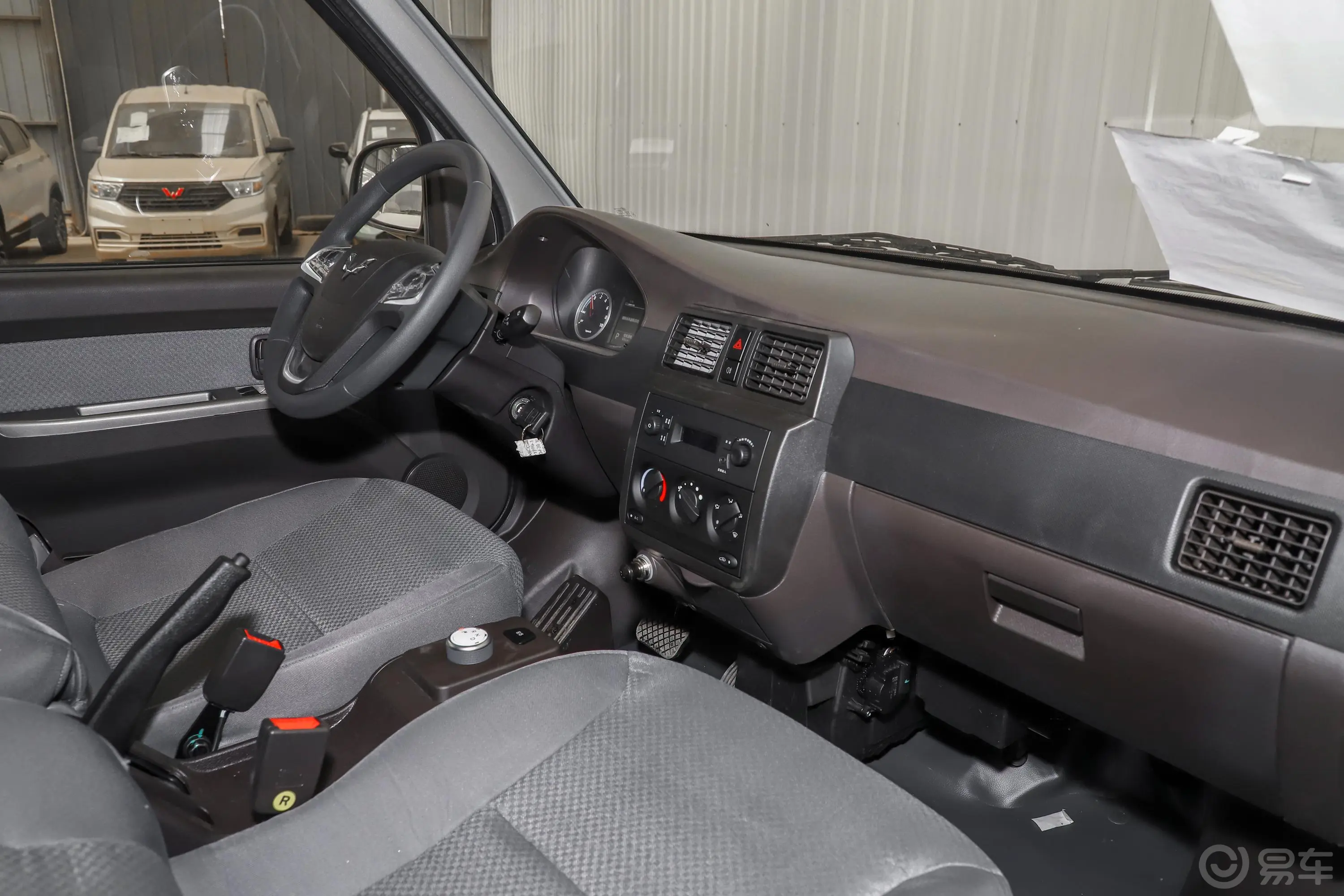五菱荣光EV300KM 封窗版基本型 5座内饰全景副驾驶员方向