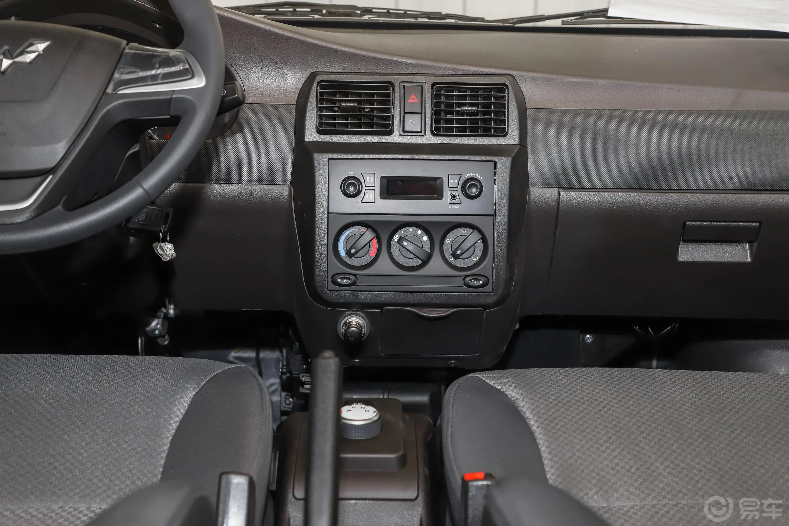 五菱荣光EV300KM 封窗版基本型 5座中控台整体