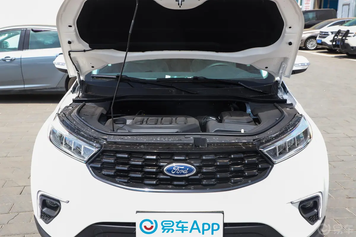 领界领界S EcoBoost 145 CVT 铂领型发动机舱整体