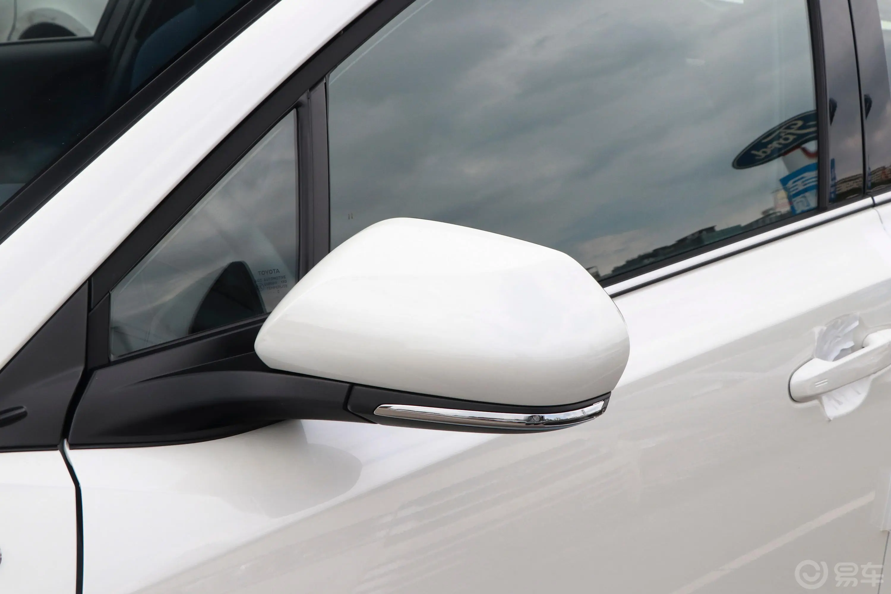 丰田C-HR EV豪华天窗版主驾驶后视镜背面