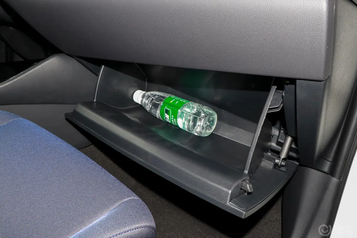 丰田C-HR EV豪华天窗版手套箱空间水瓶横置
