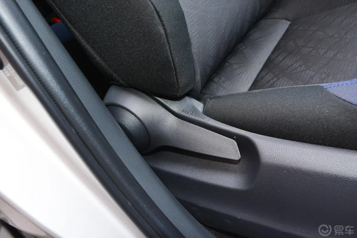 丰田C-HR EV豪华天窗版副驾座椅调节