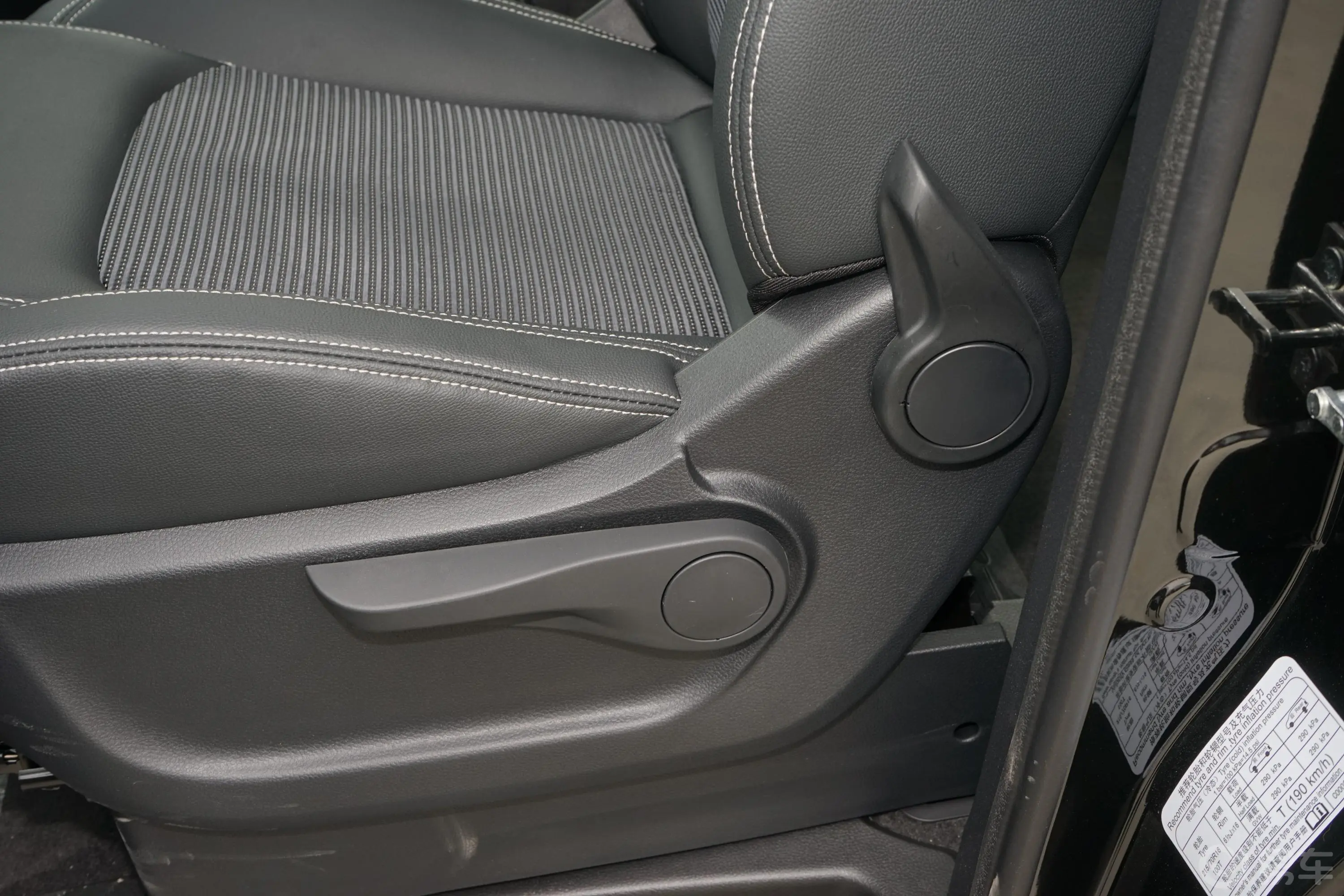 大通G102.0T 自动精英版 汽油 7座主驾座椅调节