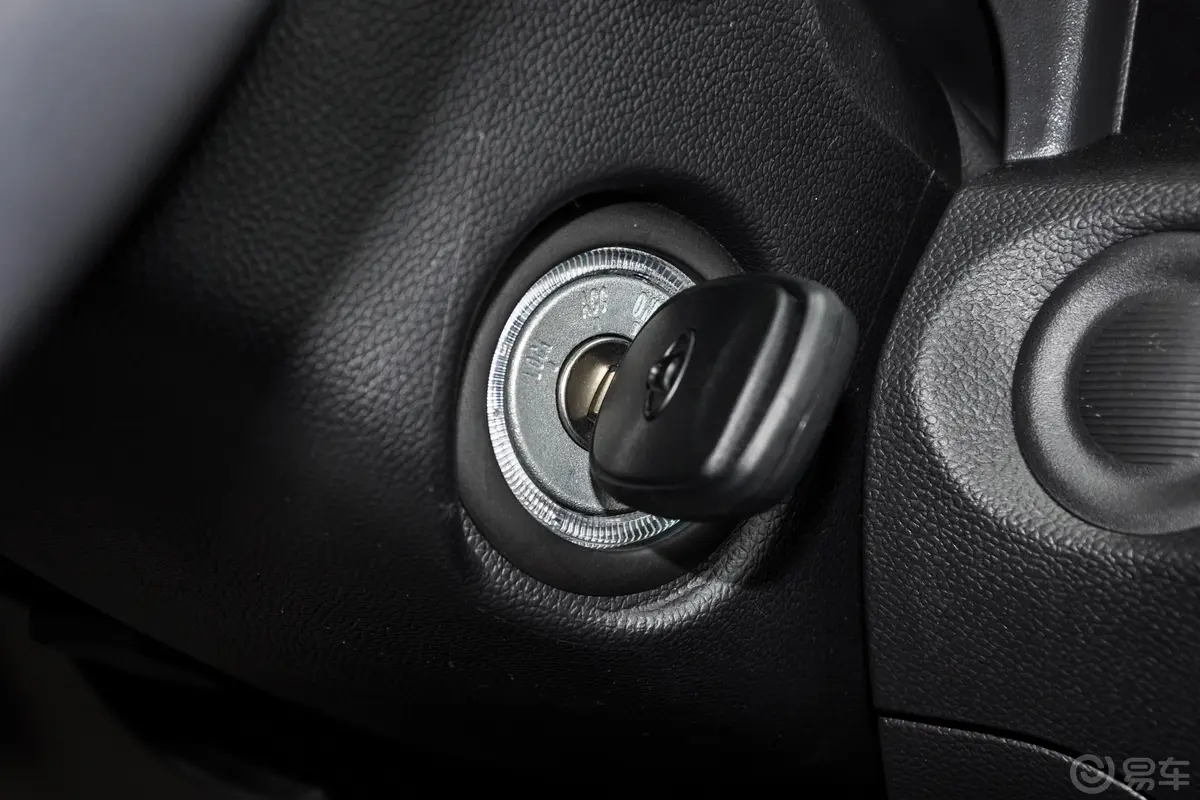 长安欧尚X70A1.5L 手动 舒适型钥匙孔或一键启动按键