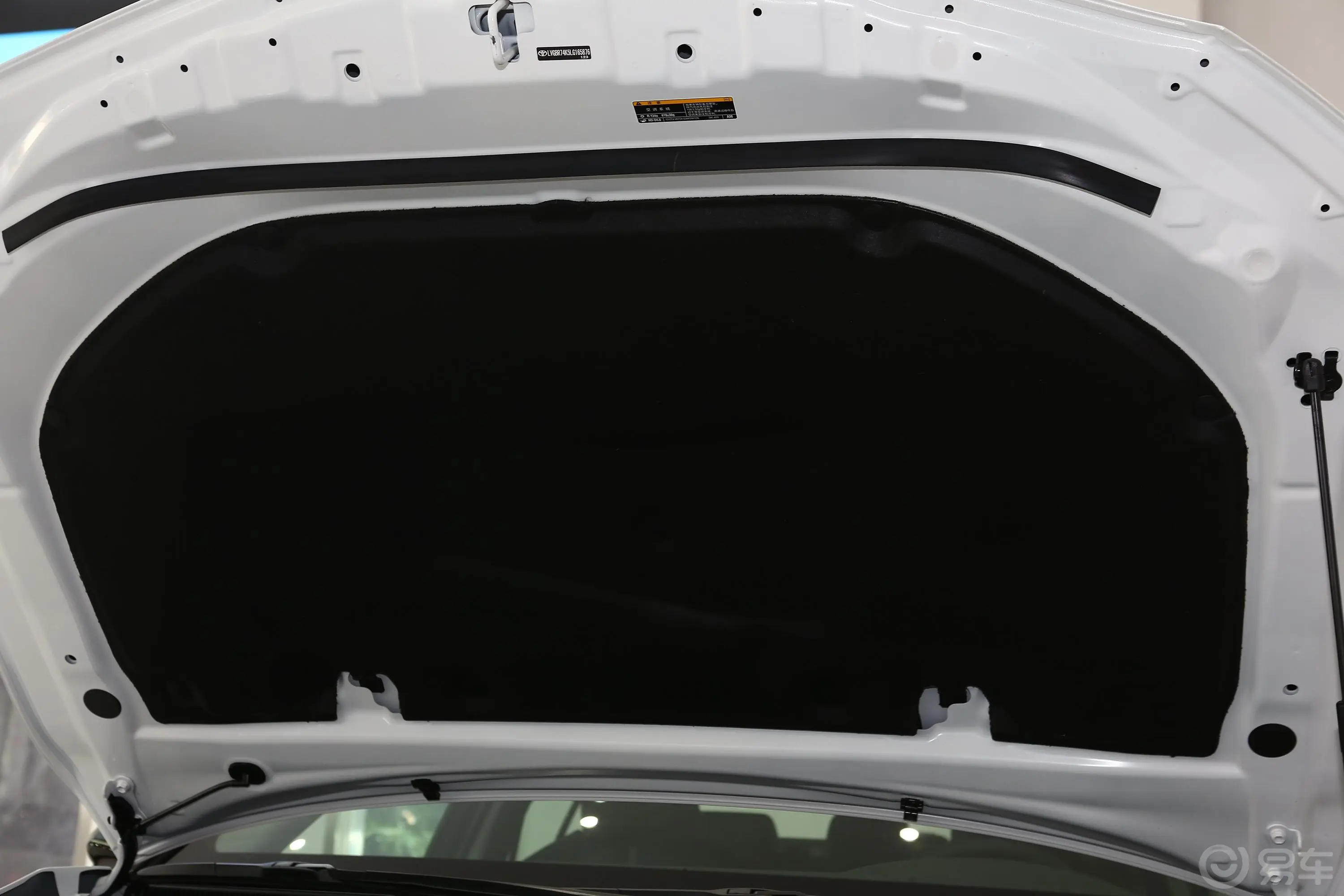 凯美瑞改款 2.5S 锋尚版发动机舱盖内侧