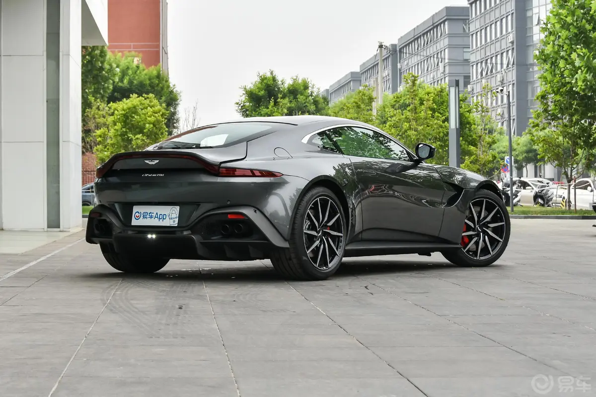 V8 Vantage4.0T V8 魅力银侧后45度车头向右水平