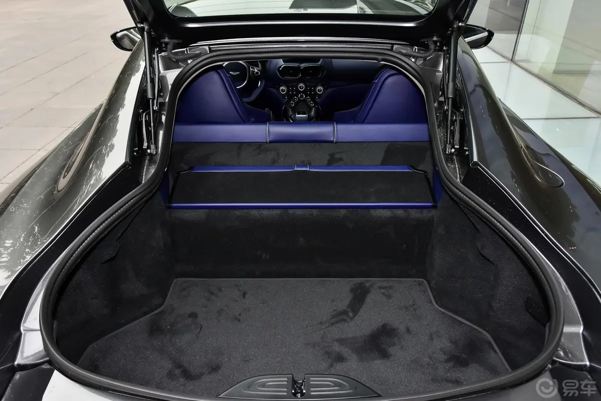 V8 Vantage4.0T V8 魅力银后备厢空间特写