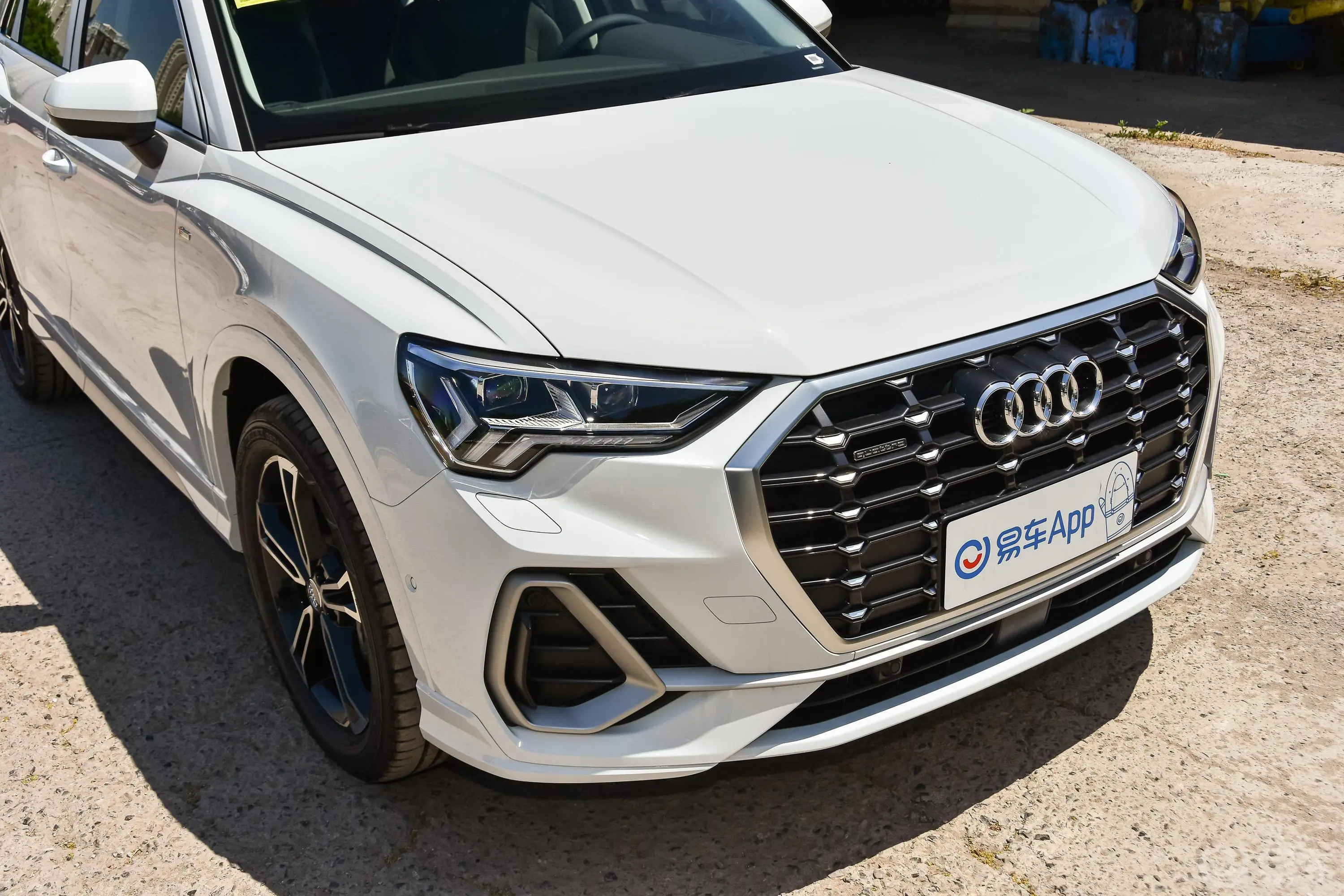 奥迪Q345 TFSI quattro 豪华动感型前格栅侧俯拍