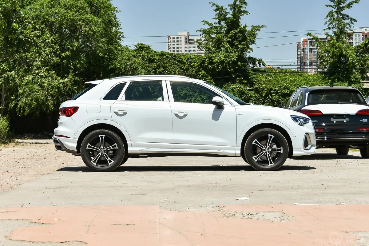 奥迪Q345 TFSI quattro 豪华动感型正侧车头向右水平