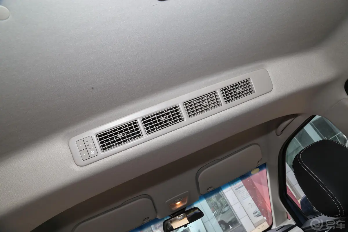 五菱宏光PLUS1.5L 手动 舒适型 7座后排空调控制键