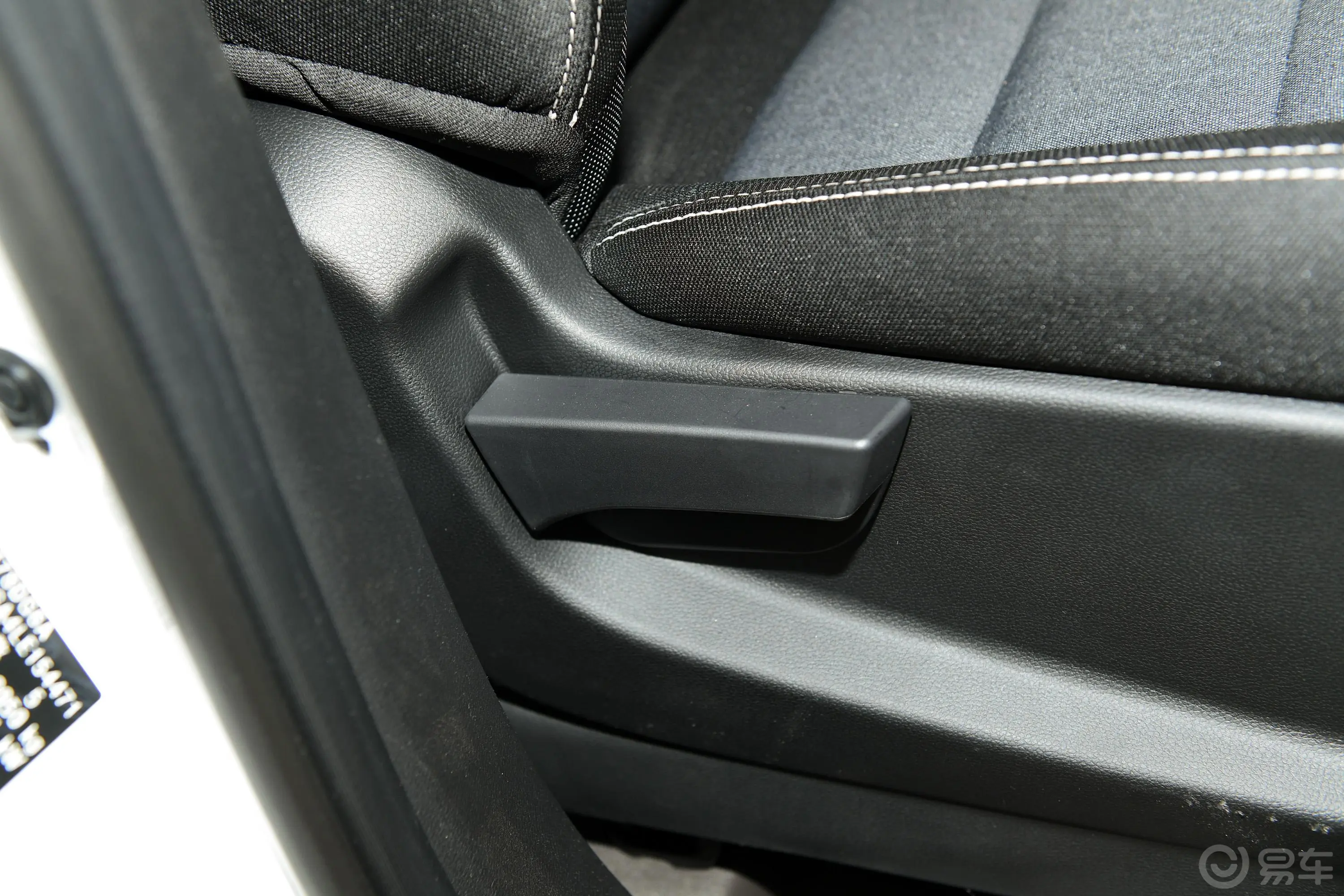 五菱宏光PLUS1.5L 手动 标准型 7座副驾座椅调节