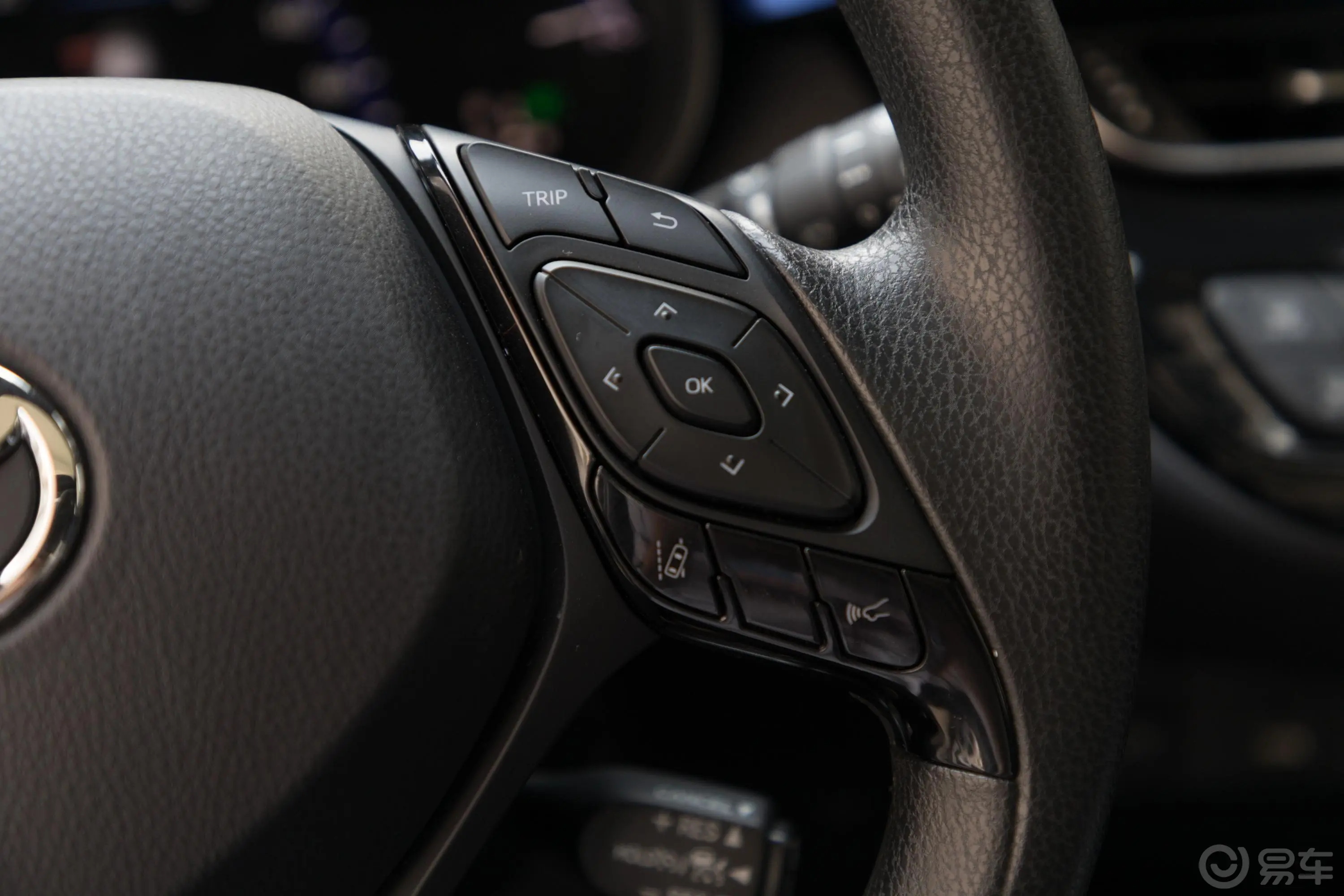 丰田C-HR EV豪华版右侧方向盘功能按键