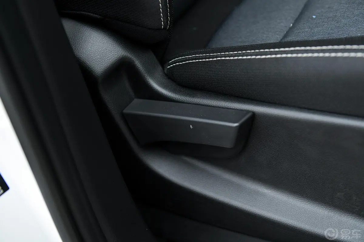 五菱宏光PLUS1.5L 手动 标准型 8座副驾座椅调节