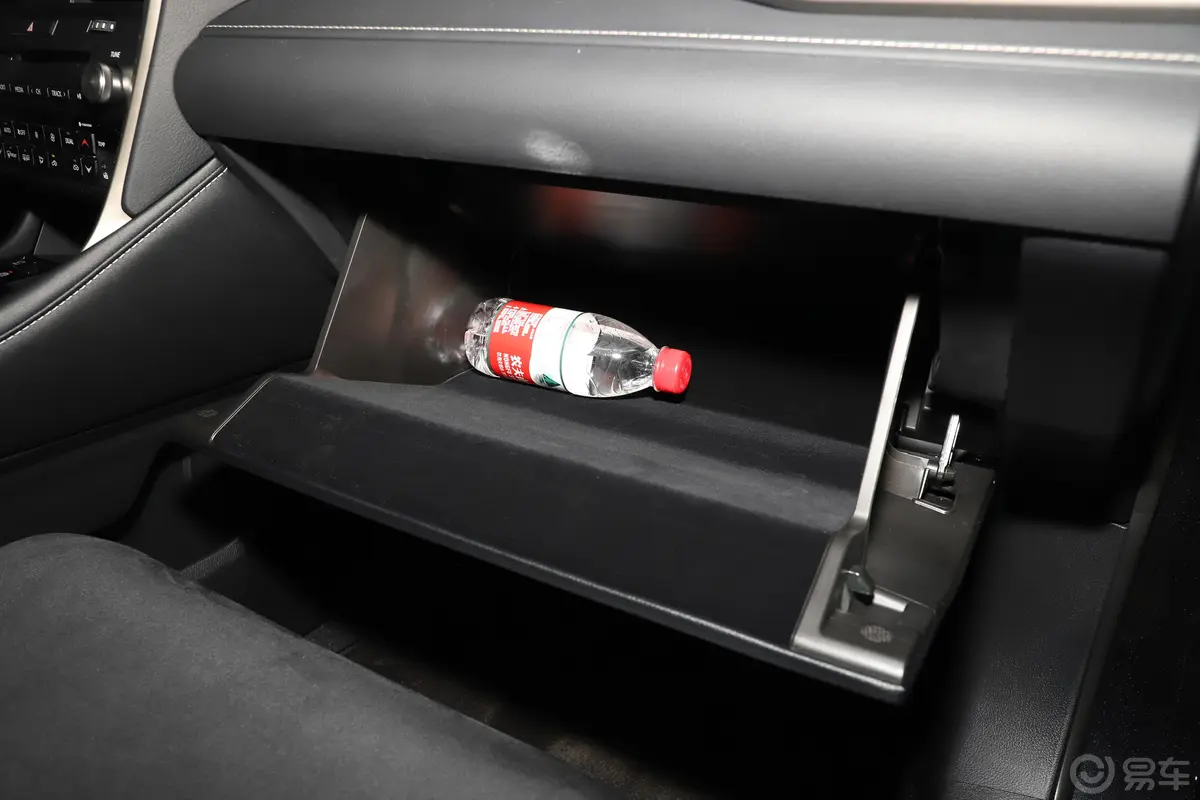 雷克萨斯RX300 精英版 国V手套箱空间水瓶横置