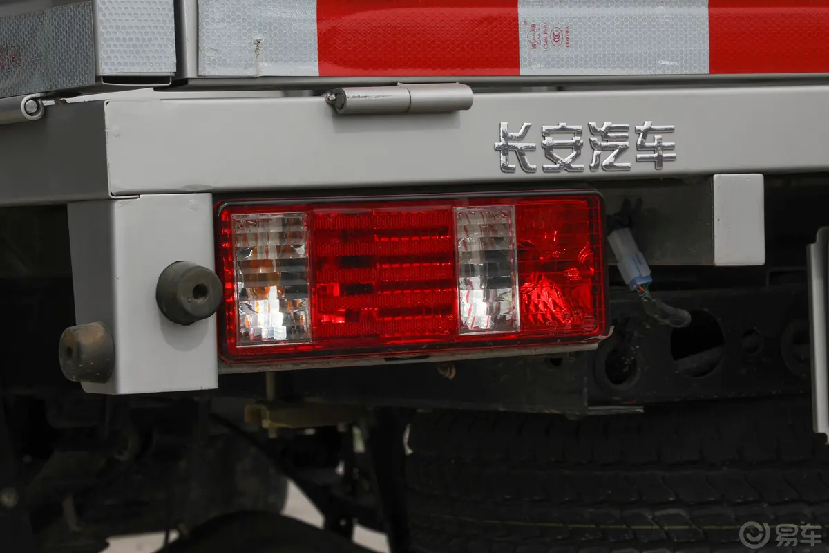 跨越王X1载货汽车N1 1.2L 双排双后轮 标准版（5.61米） SC1021XAS68 汽油 国VI外观