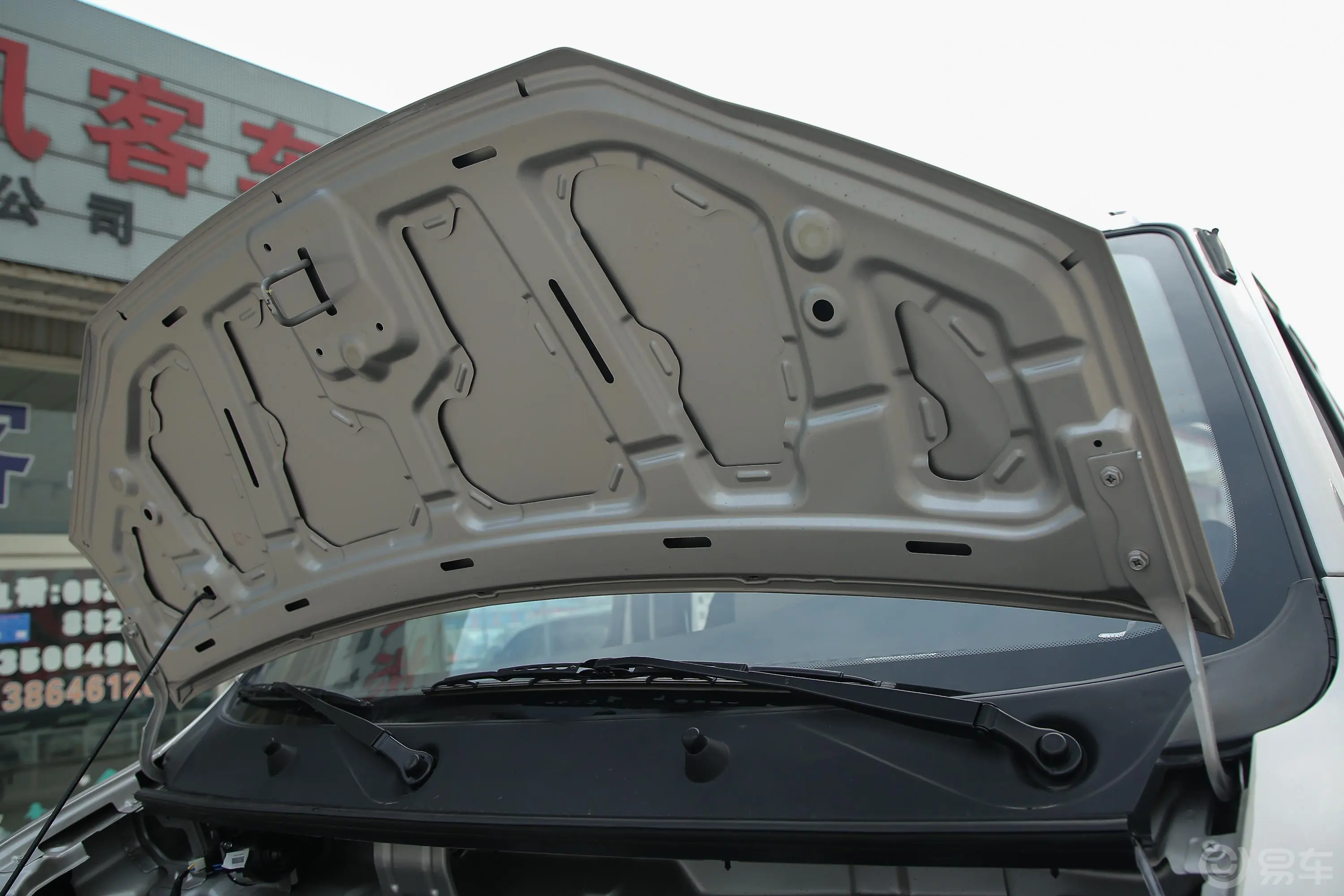 新豹T3载货汽车N1 1.5L 双排单后轮 标准版 SC1031TFS6A1 汽油 国VI发动机舱盖内侧